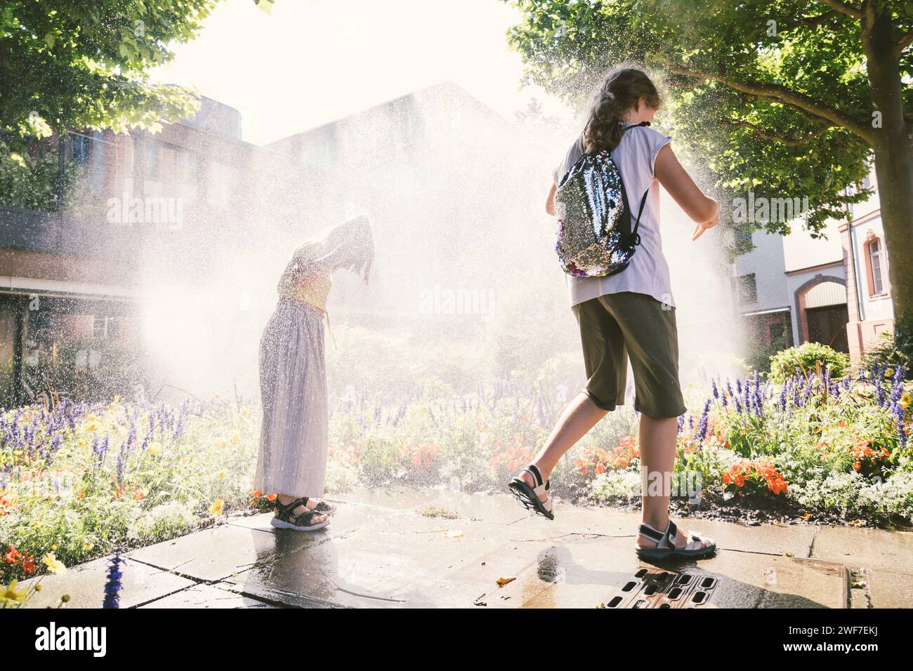 Due ragazze pre-adolescenti che camminano per la città vecchia in Germania Foto Stock