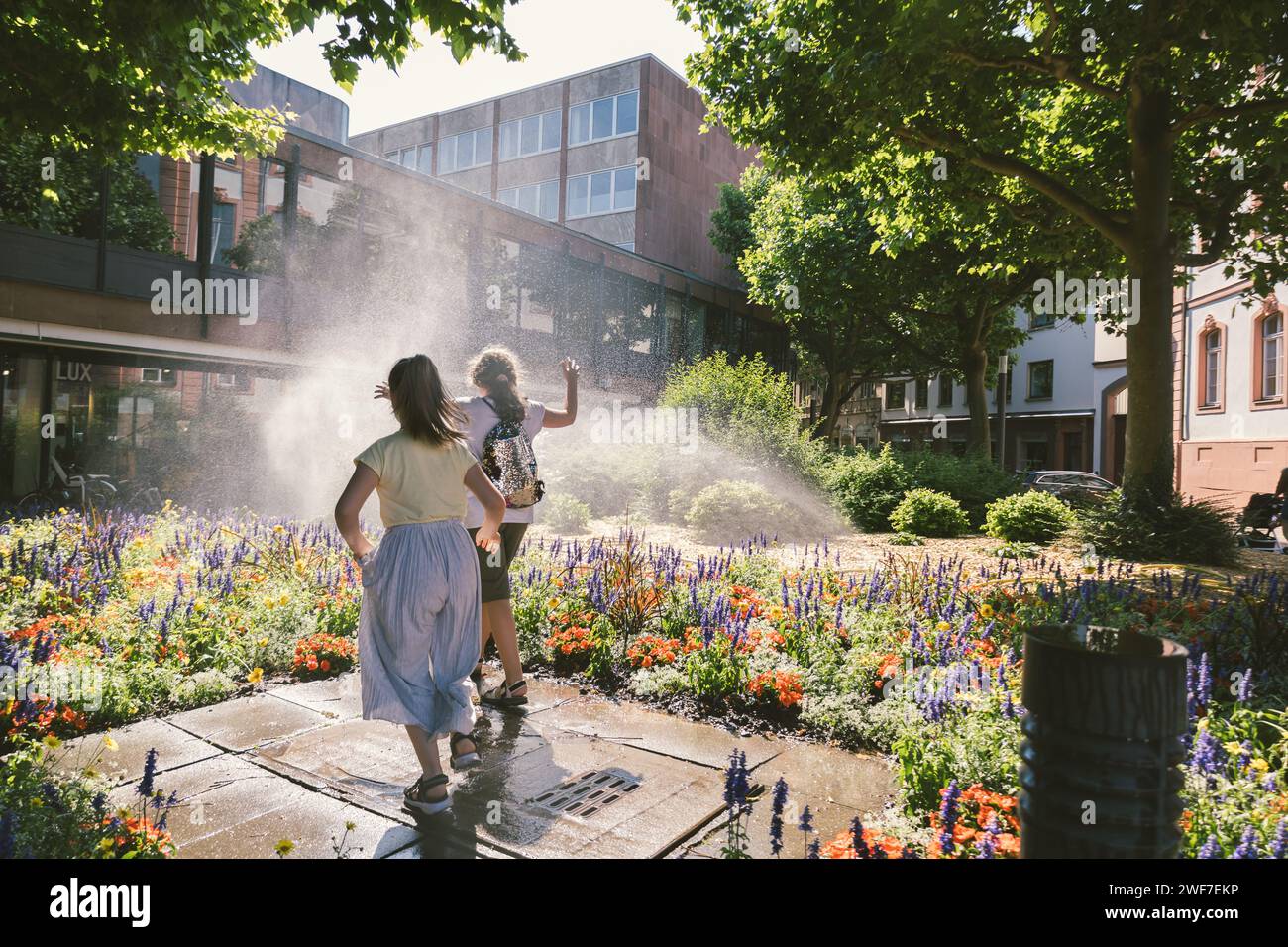 Due ragazze pre-adolescenti che camminano per la città vecchia in Germania Foto Stock