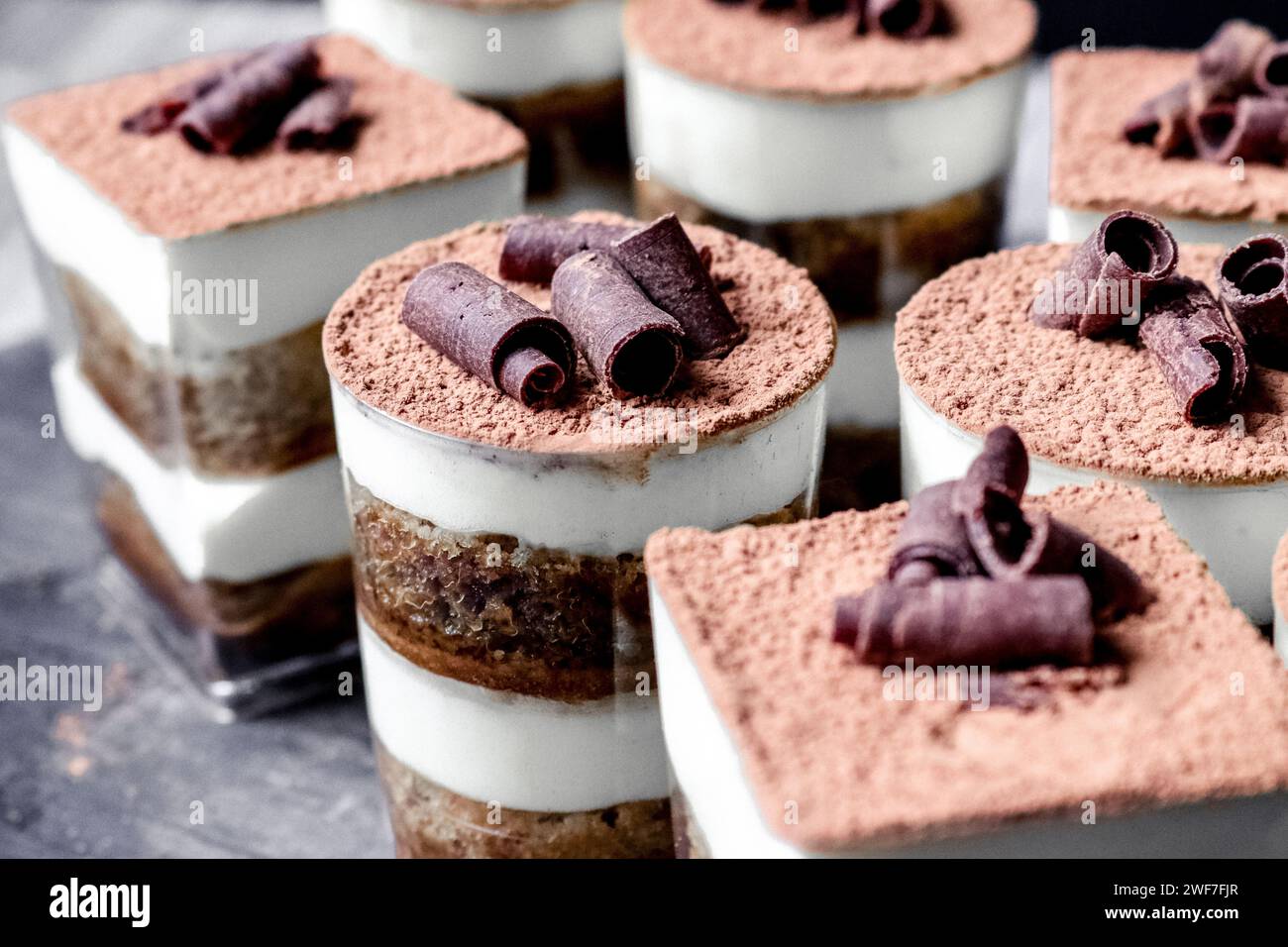 Primo piano del dessert con tazze di tiramisù condite con vortici di cioccolato Foto Stock