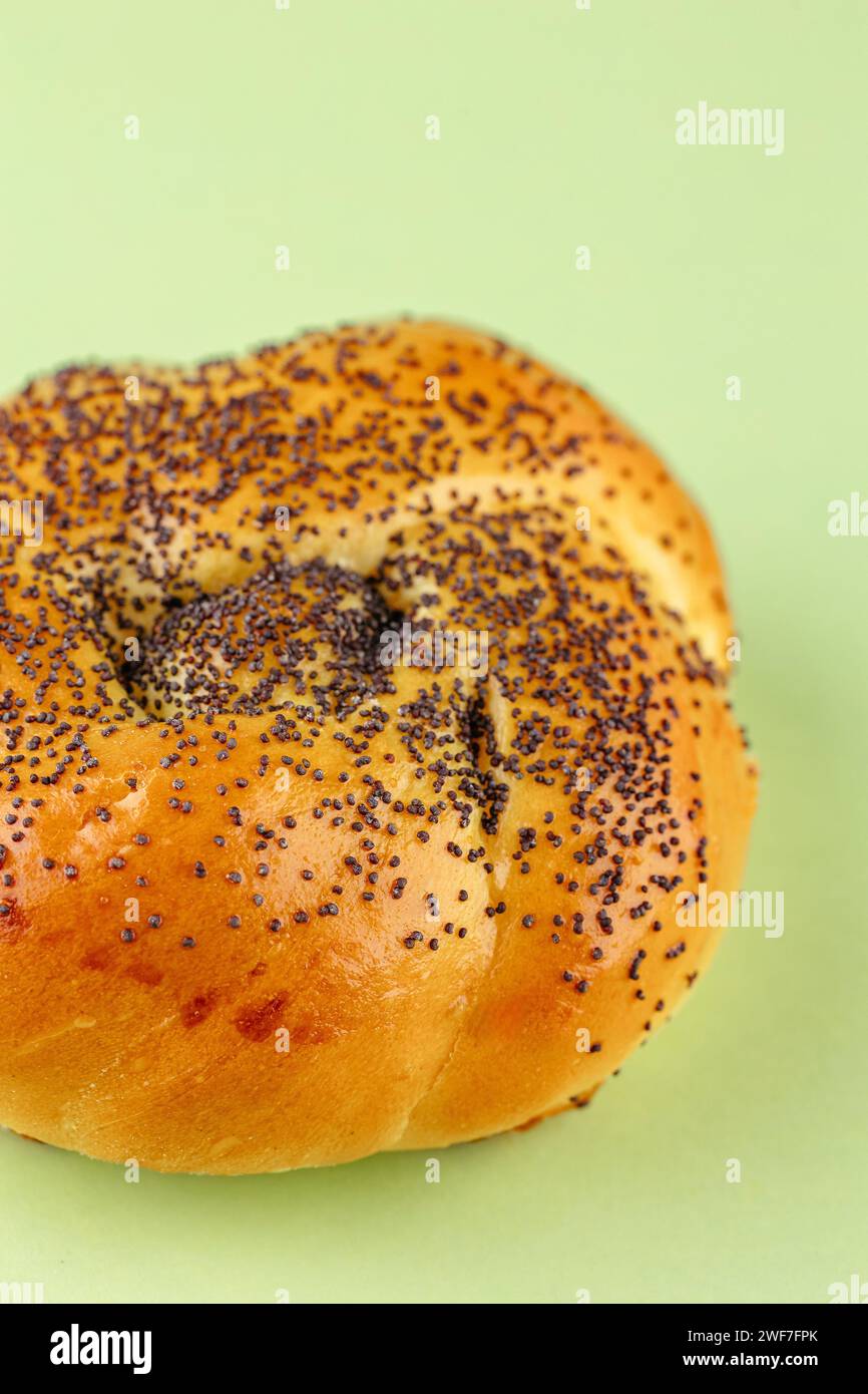 un panino con semi di papavero su sfondo colorato Foto Stock