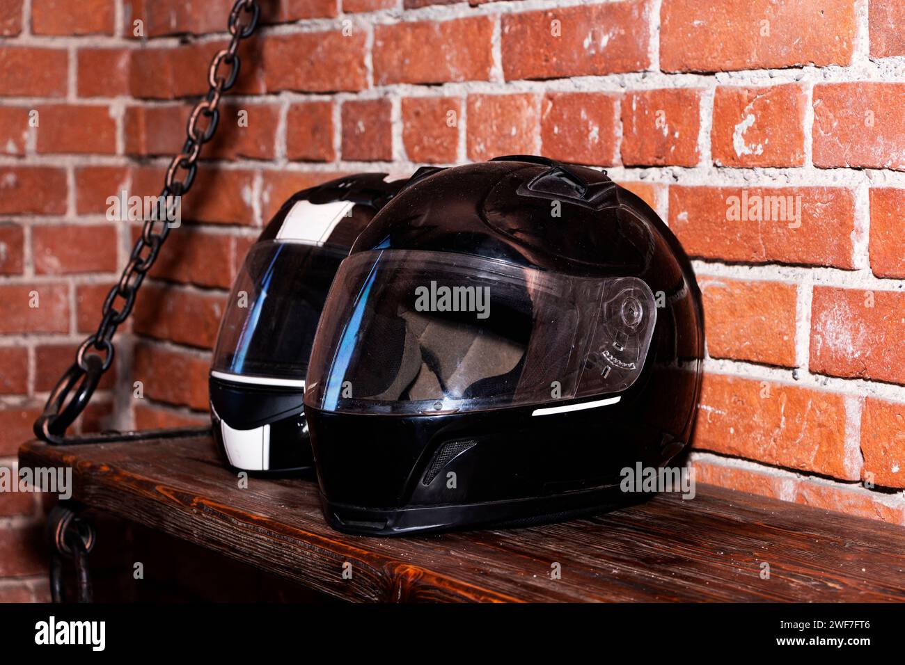 casco per gli sport estremi sullo scaffale. Foto Stock