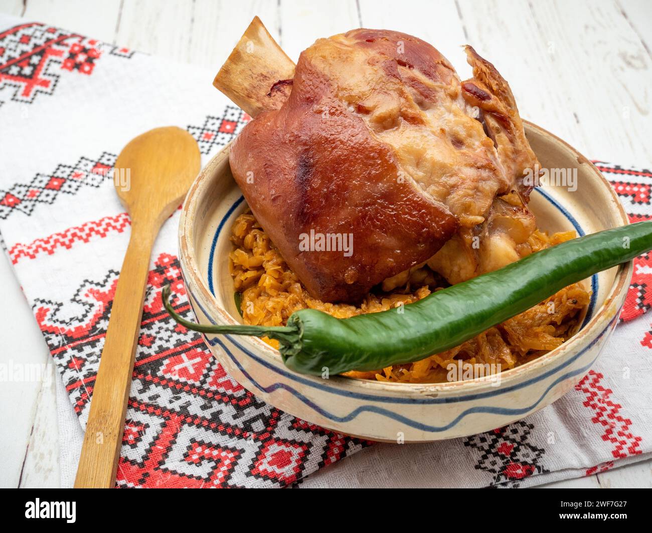 deliziosa nocciola di maiale affumicata con cavolo e pepe caldo a parte Foto Stock