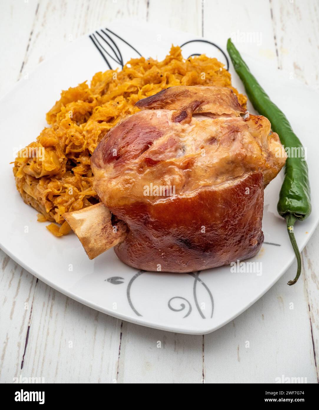 deliziosa nocciola di maiale affumicata con cavolo e pepe caldo a parte Foto Stock