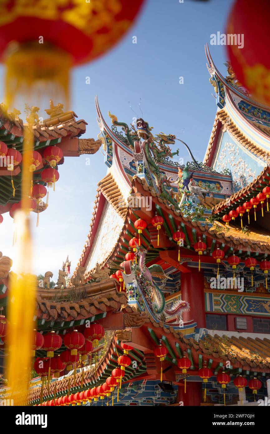 Lanterne rosse appese al Tempio di Thean Hou durante l'alba Foto Stock
