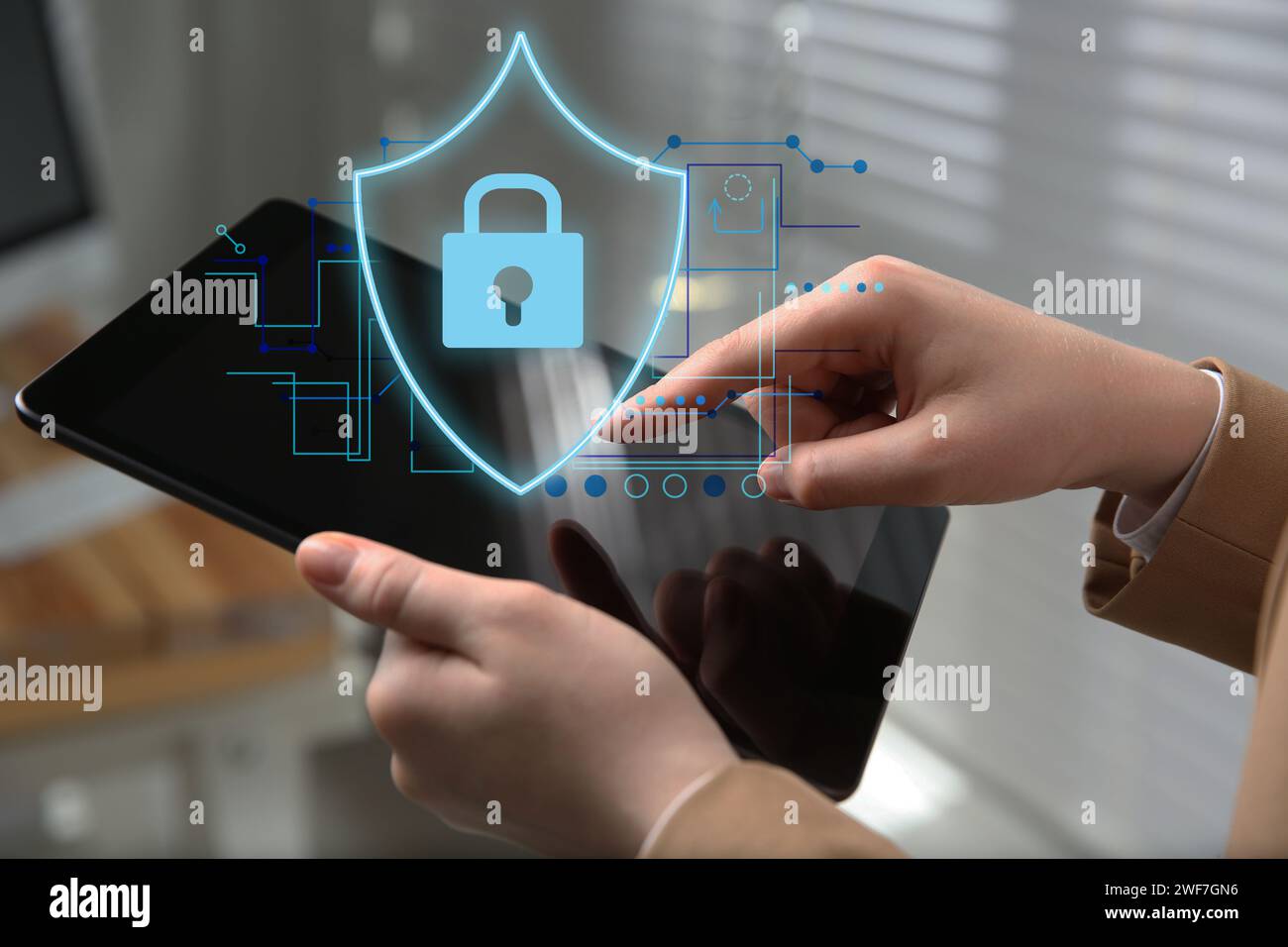 Protezione della privacy. Donna che usa un tablet in ufficio, primo piano. Schema digitale con illustrazione del lucchetto nello schermo sopra il dispositivo Foto Stock