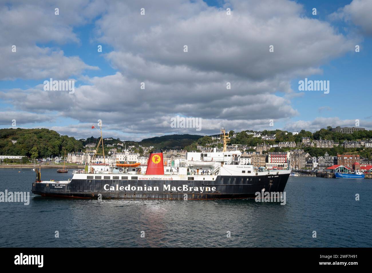 Il Caledonian MacBrayne traghetto isola di arran che naviga nel porto di Oban. Foto Stock