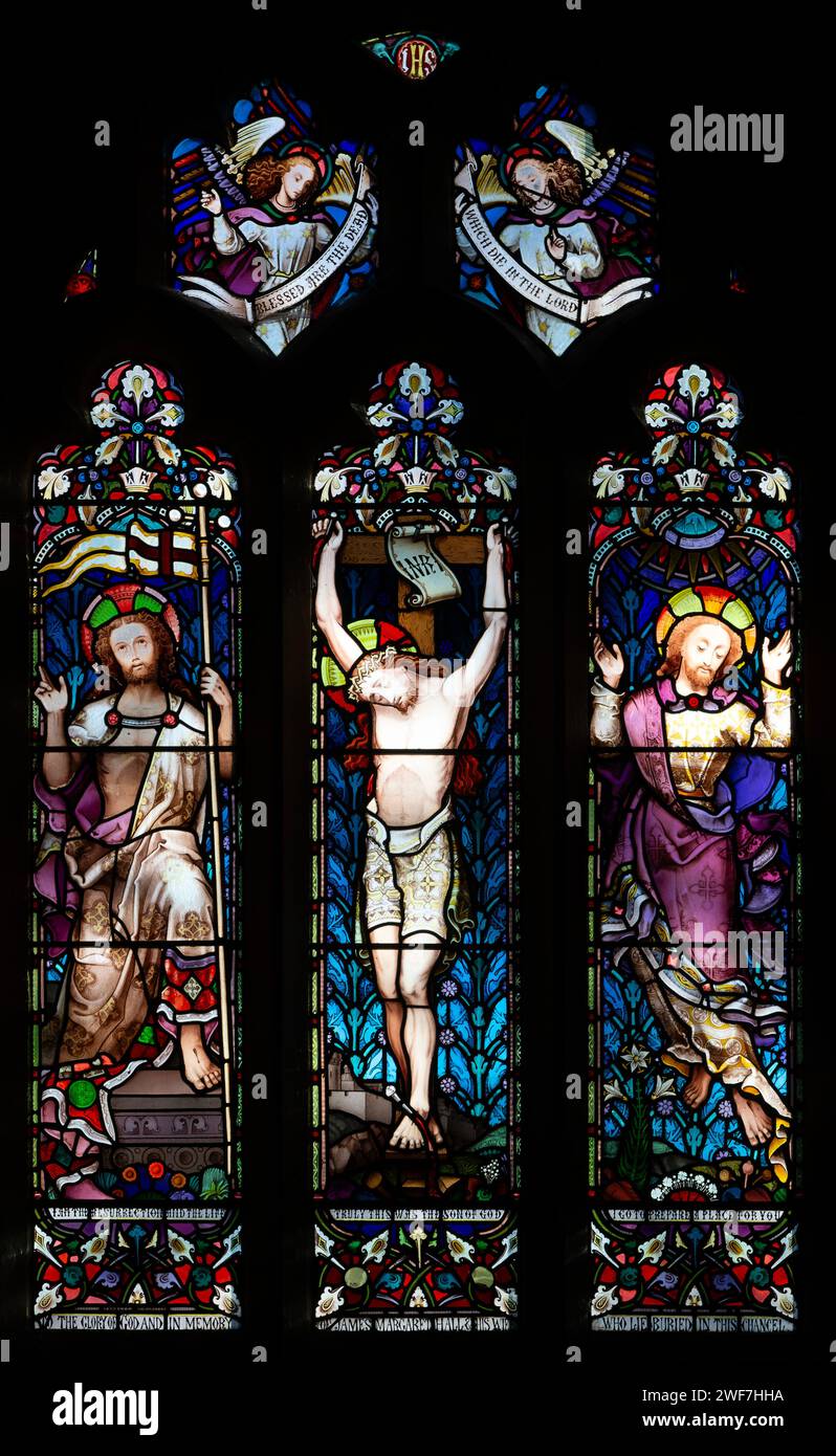 Vetrata chiesa di Saint Michael, Little Bedwyn, Wiltshire, Inghilterra, Regno Unito - Crocifissione, Resurrection, Assumption Foto Stock