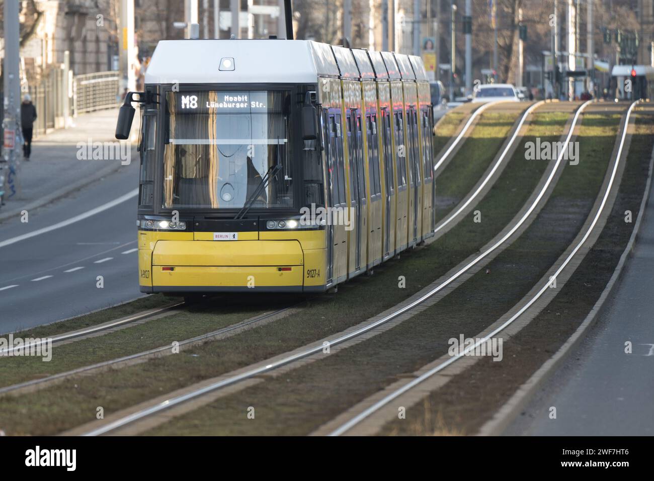 Berlino, Germania. 29 gennaio 2024. Un tram sulla linea M8 della BVG è sul suo percorso. Il sindacato Verdi ha annunciato una conferenza stampa sull'imminente azione industriale nella controversia salariale tra le compagnie di trasporto locali negli stati federali. Più di 130 aziende municipali e un totale di circa 90.000 dipendenti nelle città e nei distretti sono interessati dal round di contrattazione collettiva. Credito: Sebastian Christoph Gollnow/dpa/Alamy Live News Foto Stock