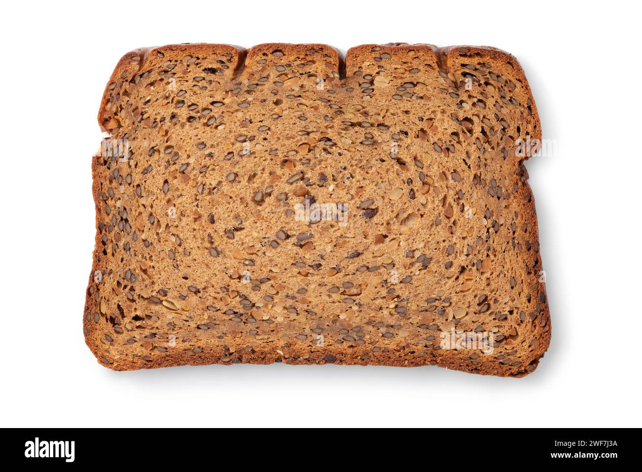 Un'unica fetta sottile di pane fresco di semi di lino marrone cotto in primo piano isolato su sfondo bianco Foto Stock