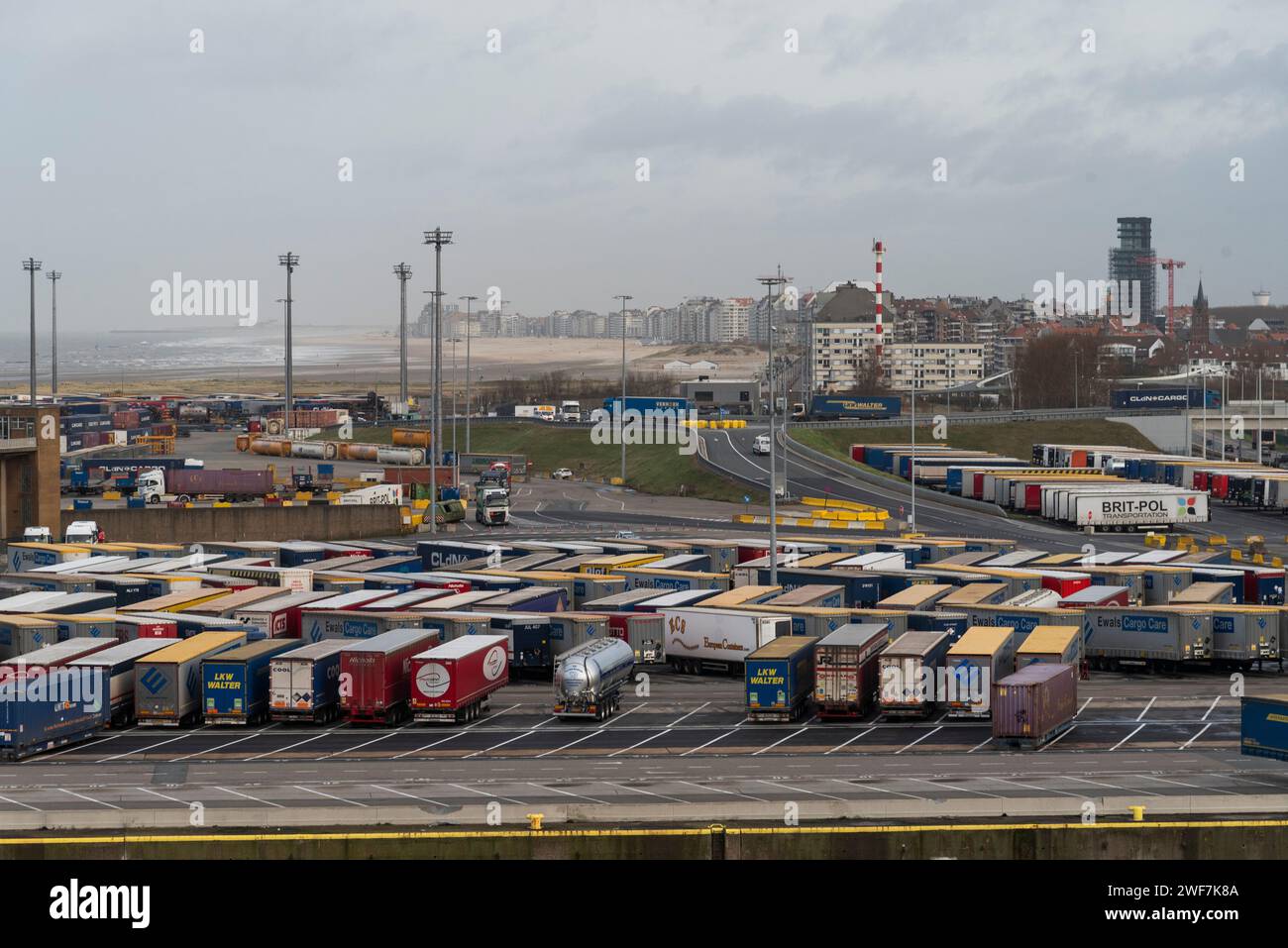 Porto di Zeebrugge, Belgio, Europa. 20.12.2023. Rimorchi per autocarri parcheggiati sul lungomare nel porto di Zeebrugge, Belgio, Europa. Foto Stock