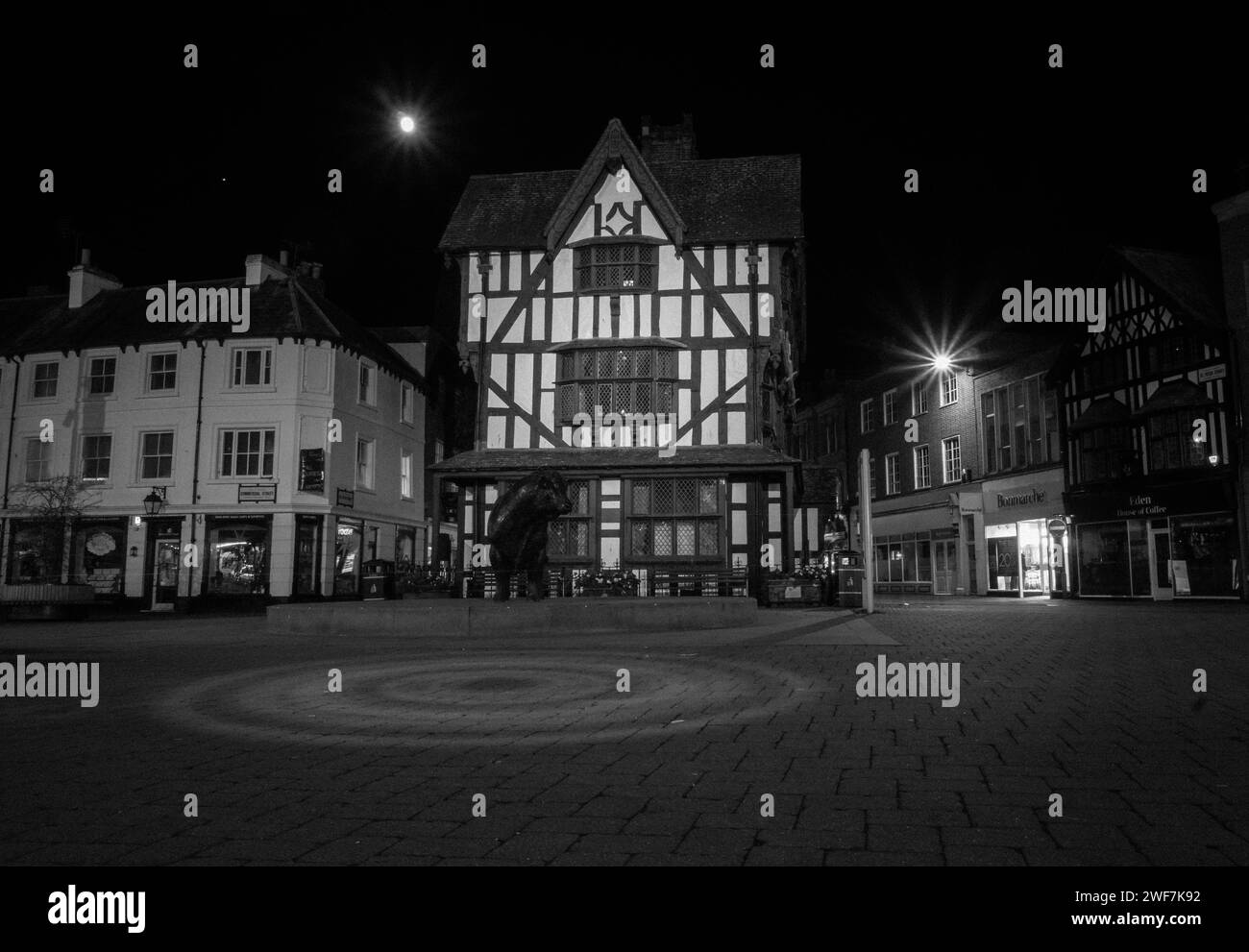 Il Black and White Old House Museum, risalente al XVII secolo, con Giove e una luna gibbosa cerata visibili. Hereford, novembre 2023 Foto Stock