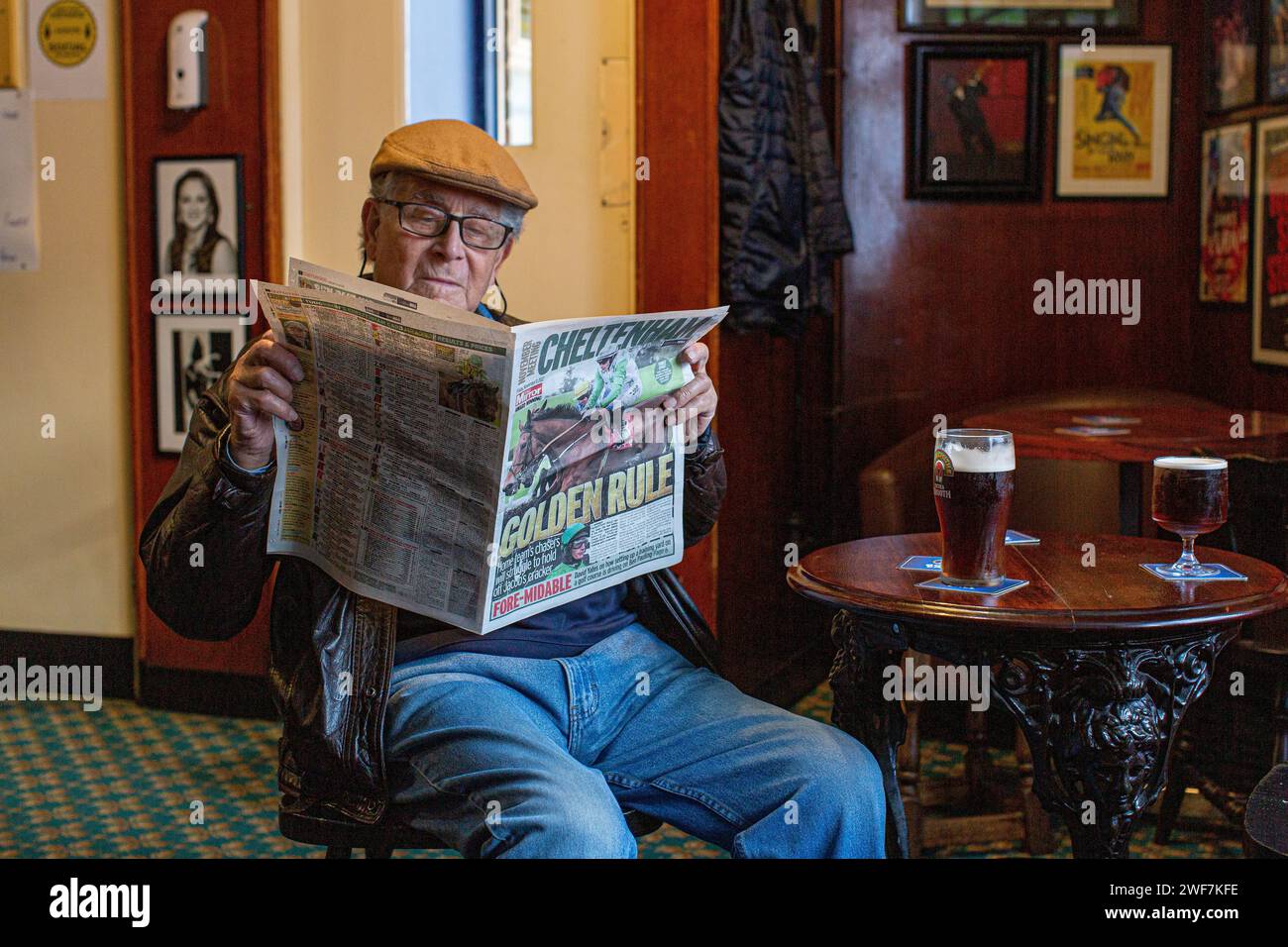 Maturo giornale di corse di lettura maschile al pub Shakespeares Head , Arlington Way, Londra , Regno Unito Foto Stock