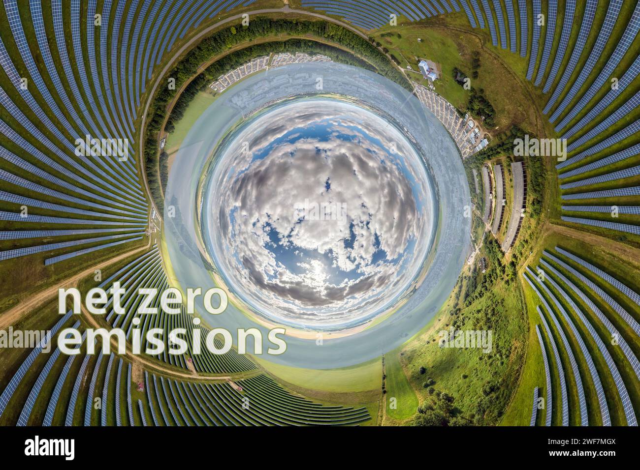 immagine concettuale del testo a zero emissioni nette contro il piccolo pianeta blu su sfondo verde Foto Stock