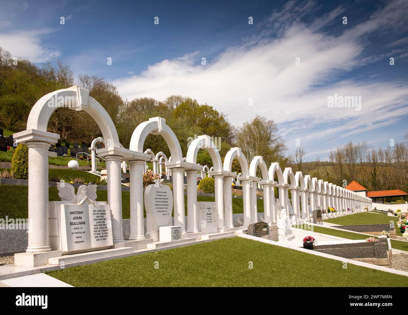 Galles, Glamorgan, Aberfan, cimitero, serie di tombe delle vittime del disastro della Pantglas School del 1966 Foto Stock