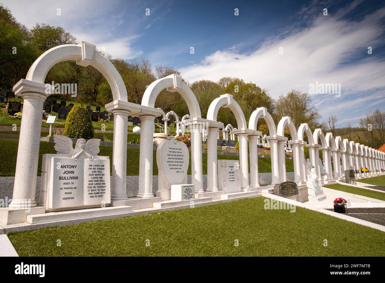 Galles, Glamorgan, Aberfan, cimitero, serie di tombe delle vittime del disastro della Pantglas School del 1966 Foto Stock