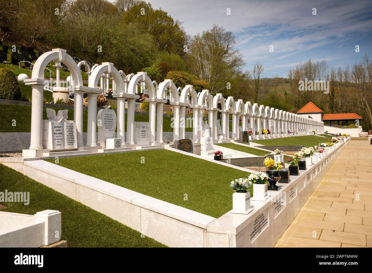 Galles, Glamorgan, Aberfan, cimitero, serie di tombe delle vittime del disastro della Pantglas School del 1966 Foto Stock