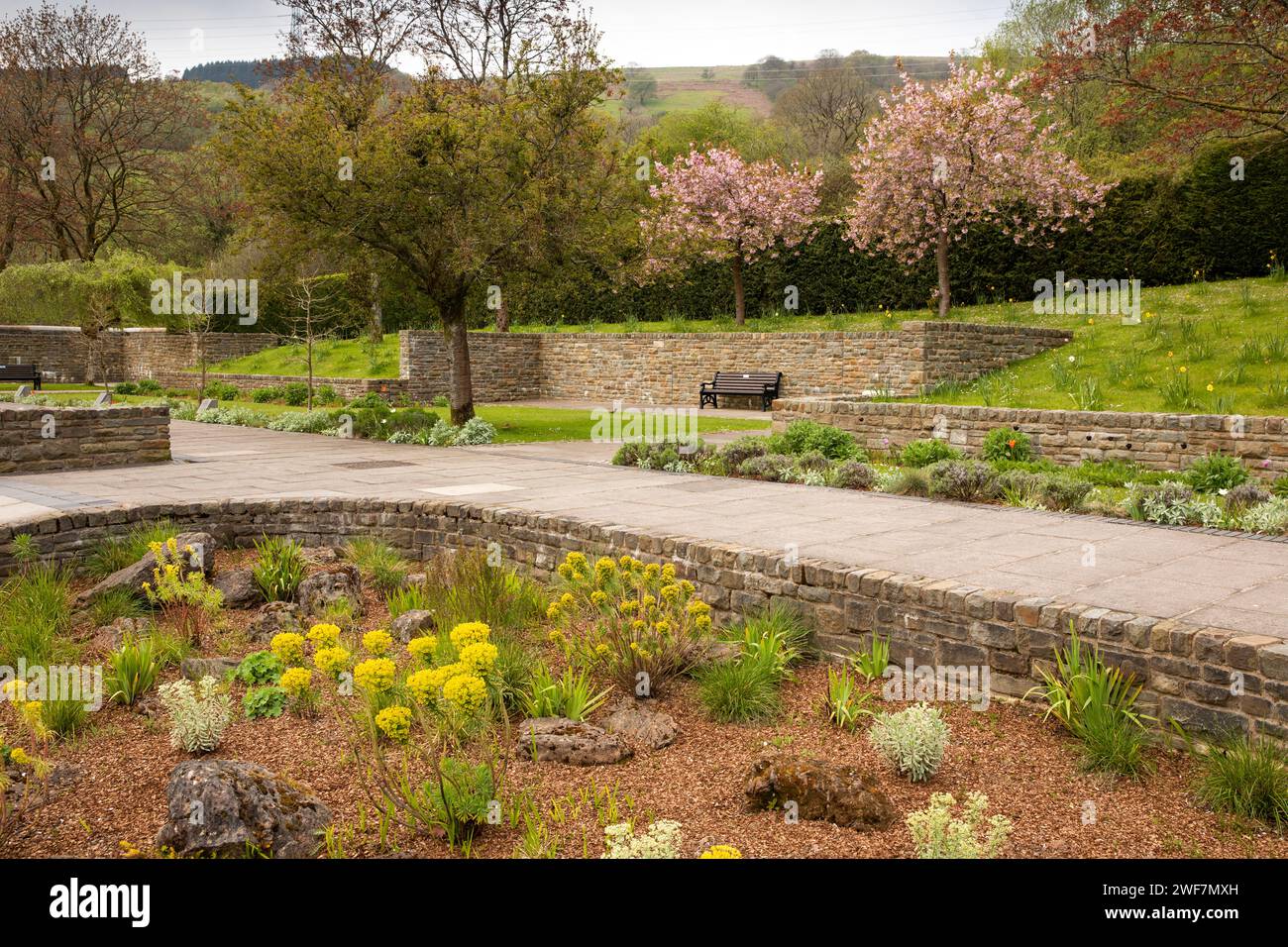Galles, Glamorgan, Aberfan, giardino commemorativo sul sito del disastro della Pantglas School del 1966 Foto Stock
