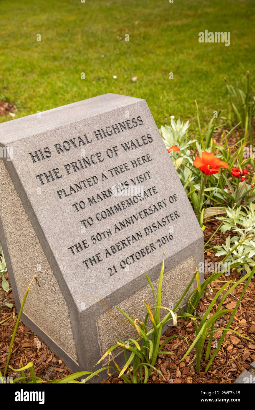 Galles, Glamorgan, Aberfan, giardino commemorativo, pietra del Principe Carlo in commemorazione della visita in occasione dell'aniversario del disastro della Pantglas School del 1966 Foto Stock