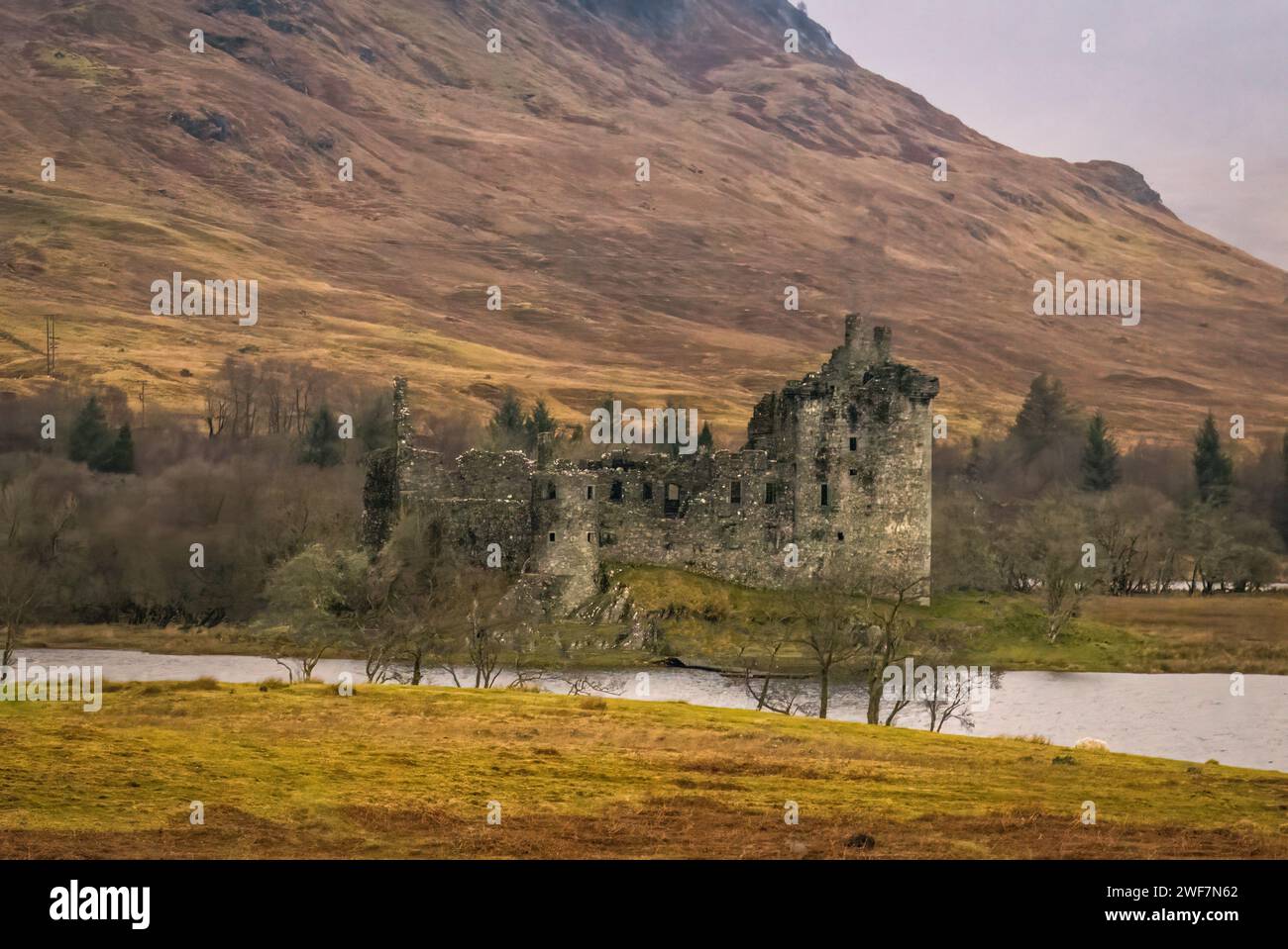 Rovine del castello di Kilchurn ai margini del lago Foto Stock