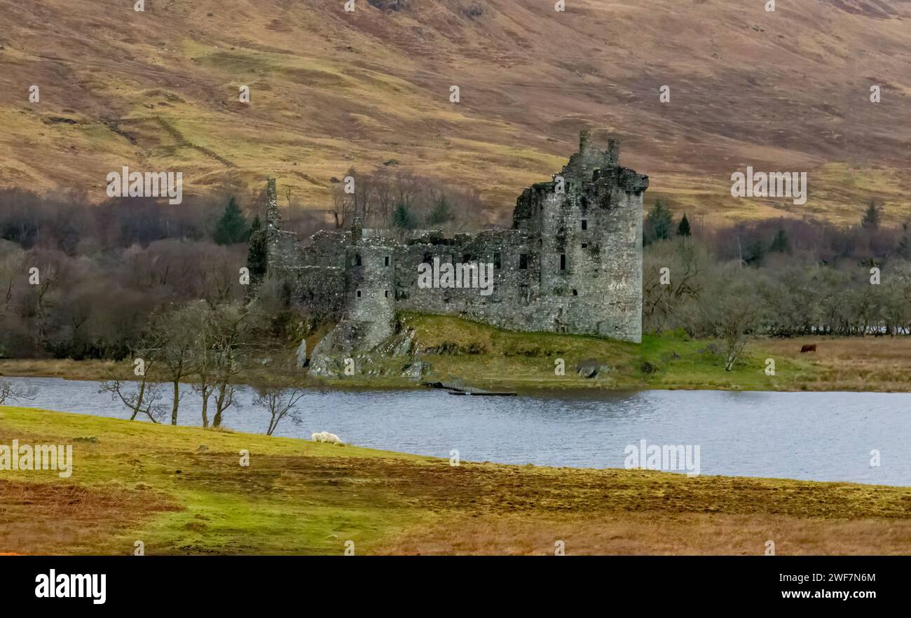 Rovine del castello di Kilchurn ai margini del lago Foto Stock