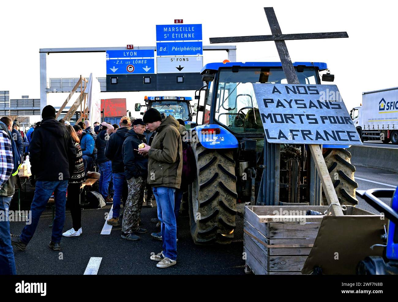Irigny, Francia. 29 gennaio 2024. © PHOTOPQR/LE PROGRES/Stéphane GUIOCHON - Irigny 29/01/2024 - BLOCAGE DES AGRICULTEURS -A Irigny pres de Lyon les Agricolteurs bloquent l'autoroute sur les entrées de la ville de Lyon - continua la protesta degli agricoltori francesi Nera Lyon, Francia 29 gennaio 2024 credito: MAXPPP/Alamy Live News Foto Stock