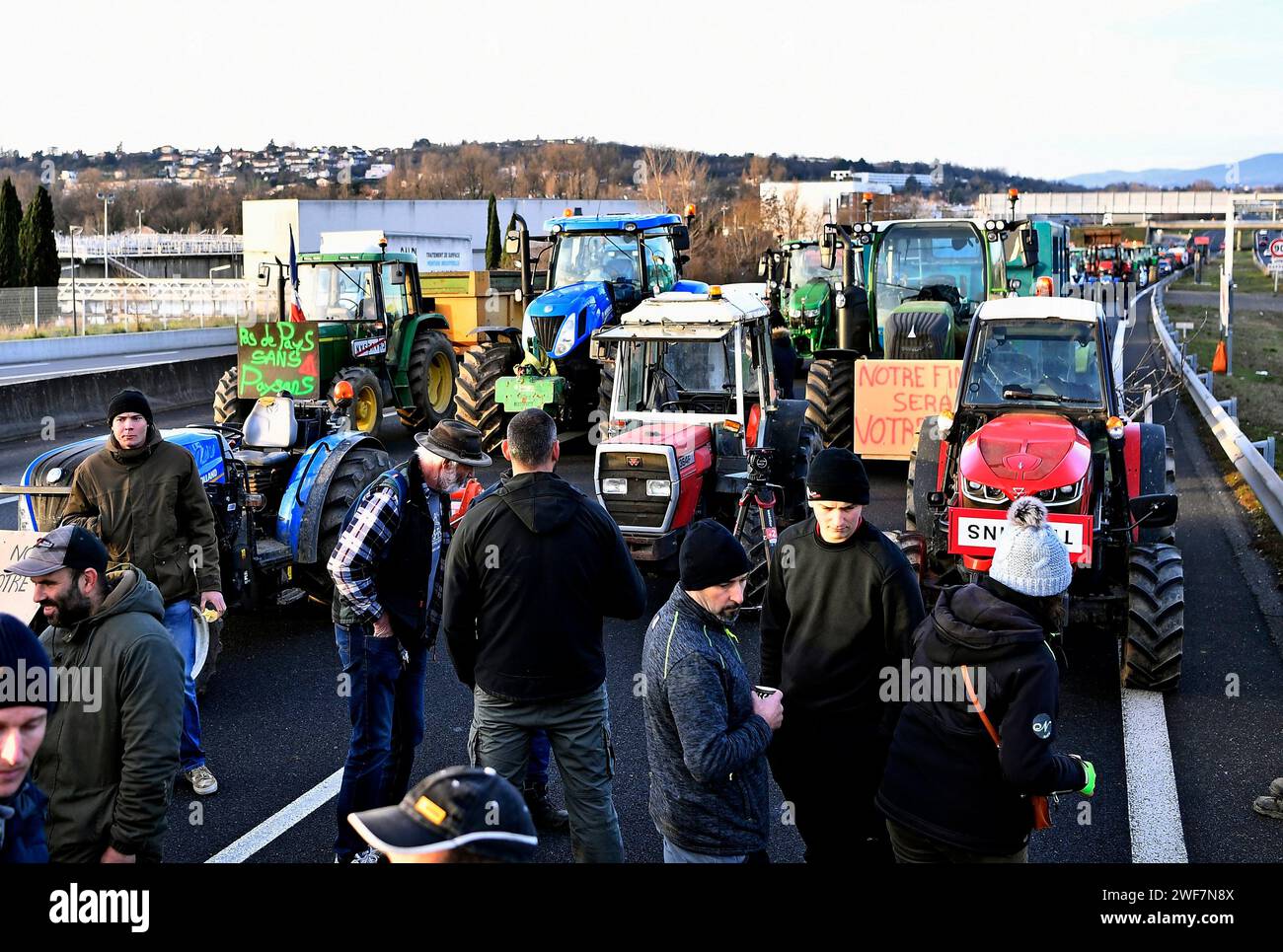 Irigny, Francia. 29 gennaio 2024. © PHOTOPQR/LE PROGRES/Stéphane GUIOCHON - Irigny 29/01/2024 - BLOCAGE DES AGRICULTEURS -A Irigny pres de Lyon les Agricolteurs bloquent l'autoroute sur les entrées de la ville de Lyon - continua la protesta degli agricoltori francesi Nera Lyon, Francia 29 gennaio 2024 credito: MAXPPP/Alamy Live News Foto Stock