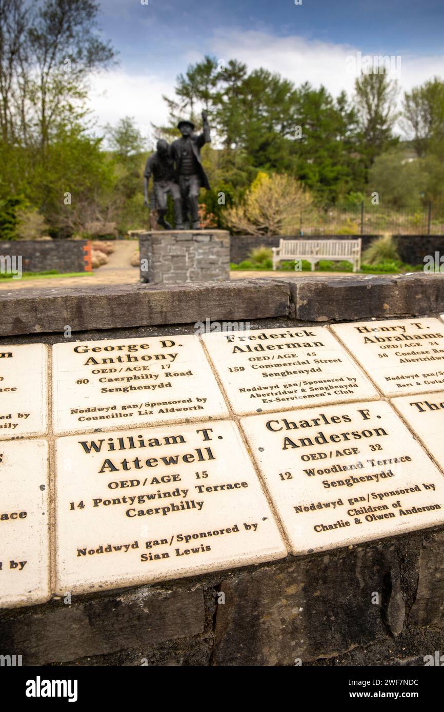 Galles, Caerphilly, Senghenydd, National Mining Memorial, pietre che ricordano le vittime del disastro della Universal Colliery Foto Stock
