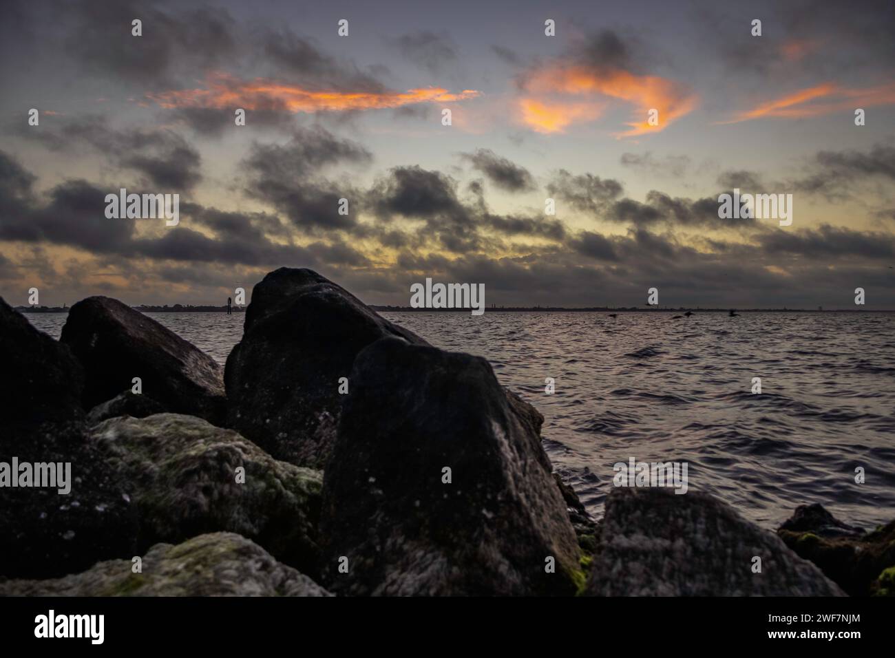 paesaggio roccioso sul fiume Foto Stock