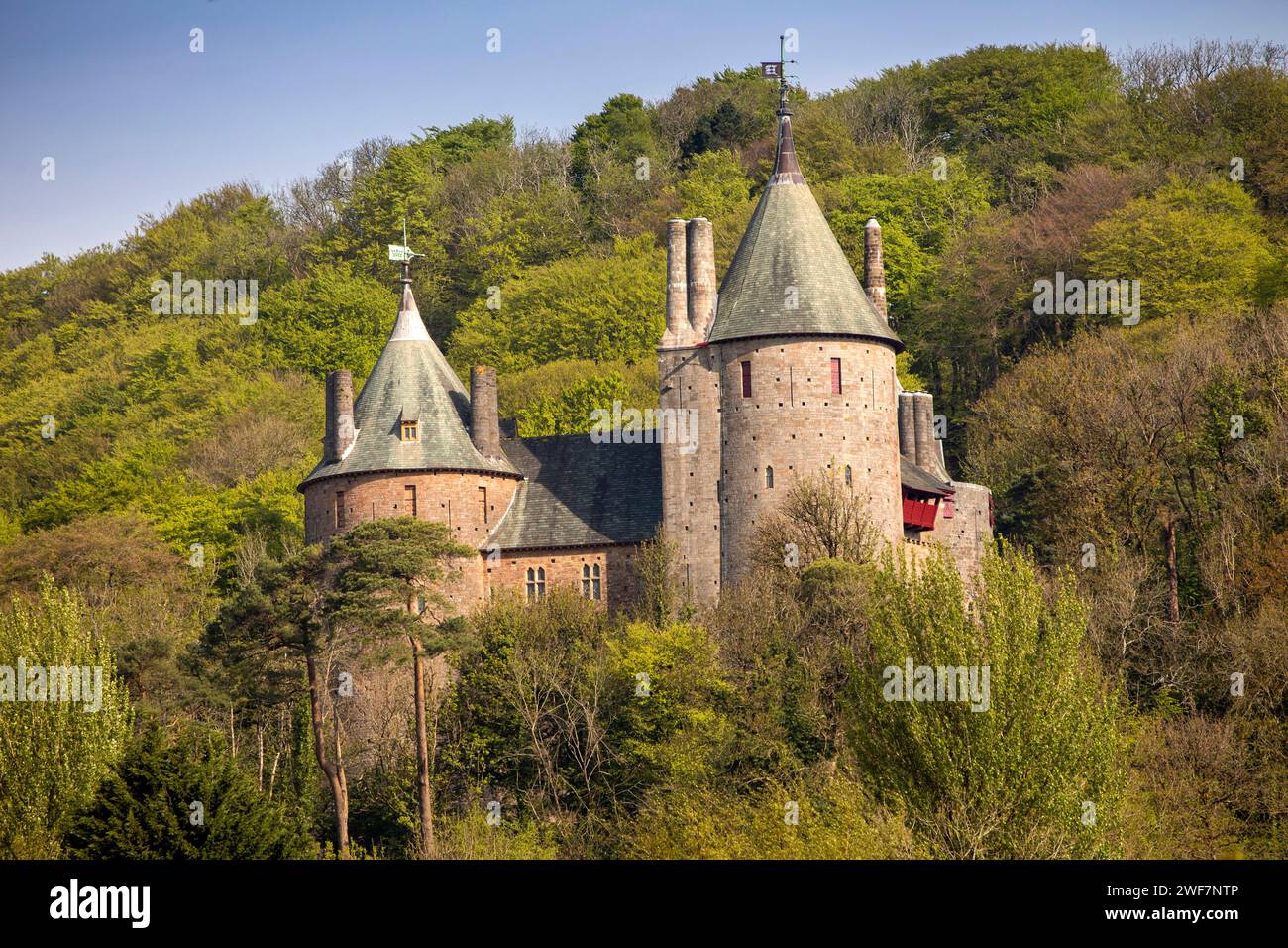 Regno Unito, Galles, Glamorgan, Tongwynlais, Castell Coch che sorge sopra Fforest fawr Woodland Foto Stock