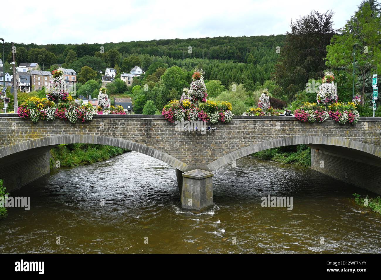 Ponte floreale sul fiume Ambleve vicino a Trois-Ponts Foto Stock