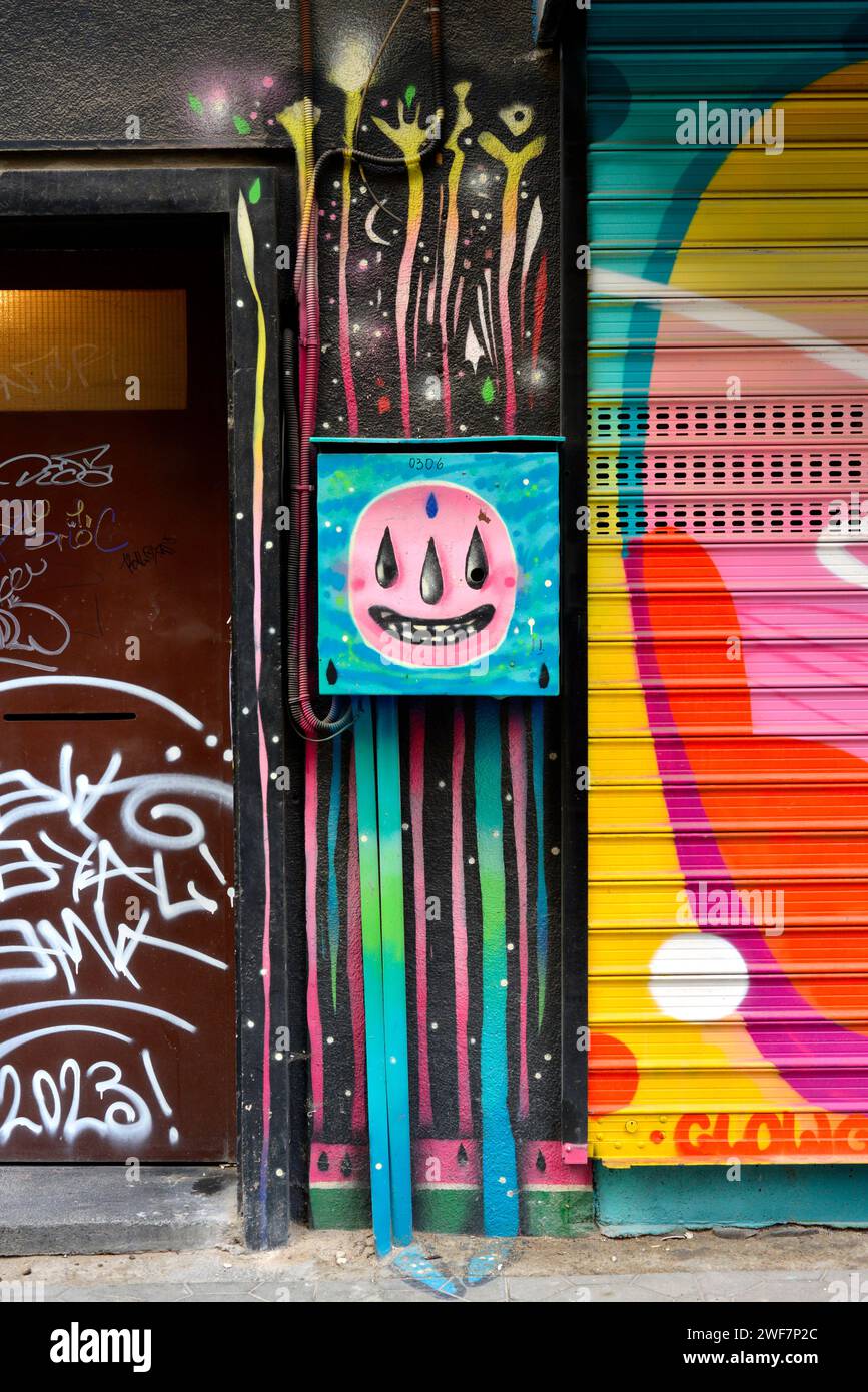 Graffiti di carattere artistico dipinto su armadietto elettrico di edifici residenziali a Sofia, Bulgaria, Europa orientale, Balcani, UE Foto Stock
