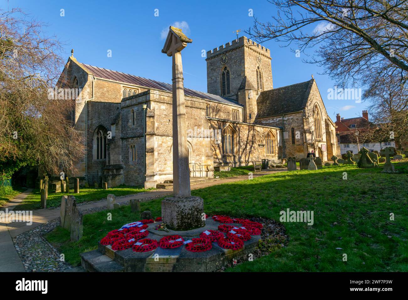 Memoriale di guerra nel cimitero, chiesa di San Pietro e Paolo, Wantage, Oxfordshire, Inghilterra, Regno Unito Foto Stock