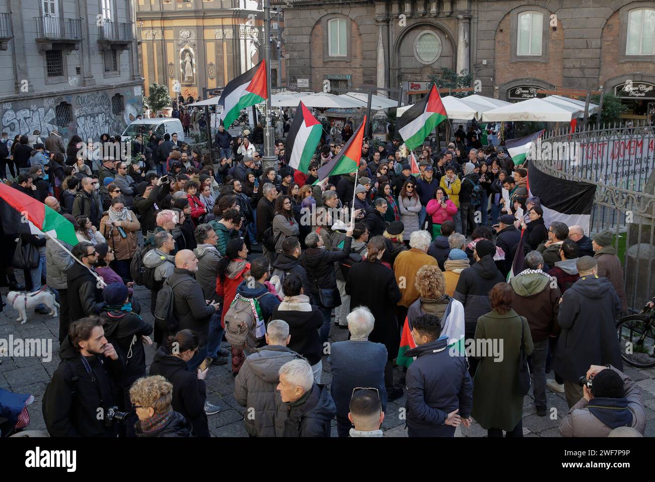 Napoli, Italia. 27 gennaio 2024. La gente partecipa a un sit-in pro-palestinese. Le stazioni di polizia centrali di alcune città italiane hanno imposto un divieto dopo che le autorità italiane hanno sconsigliato di tenere raduni pro-palestinesi quando si celebra anche la giornata internazionale della memoria dell'Olocausto. Credito: Agenzia fotografica indipendente/Alamy Live News Foto Stock