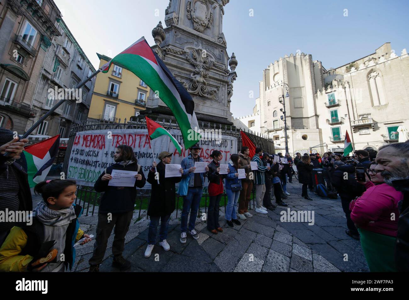 Napoli, Italia. 27 gennaio 2024. La gente partecipa a un sit-in pro-palestinese. Le stazioni di polizia centrali di alcune città italiane hanno imposto un divieto dopo che le autorità italiane hanno sconsigliato di tenere raduni pro-palestinesi quando si celebra anche la giornata internazionale della memoria dell'Olocausto. Credito: Agenzia fotografica indipendente/Alamy Live News Foto Stock