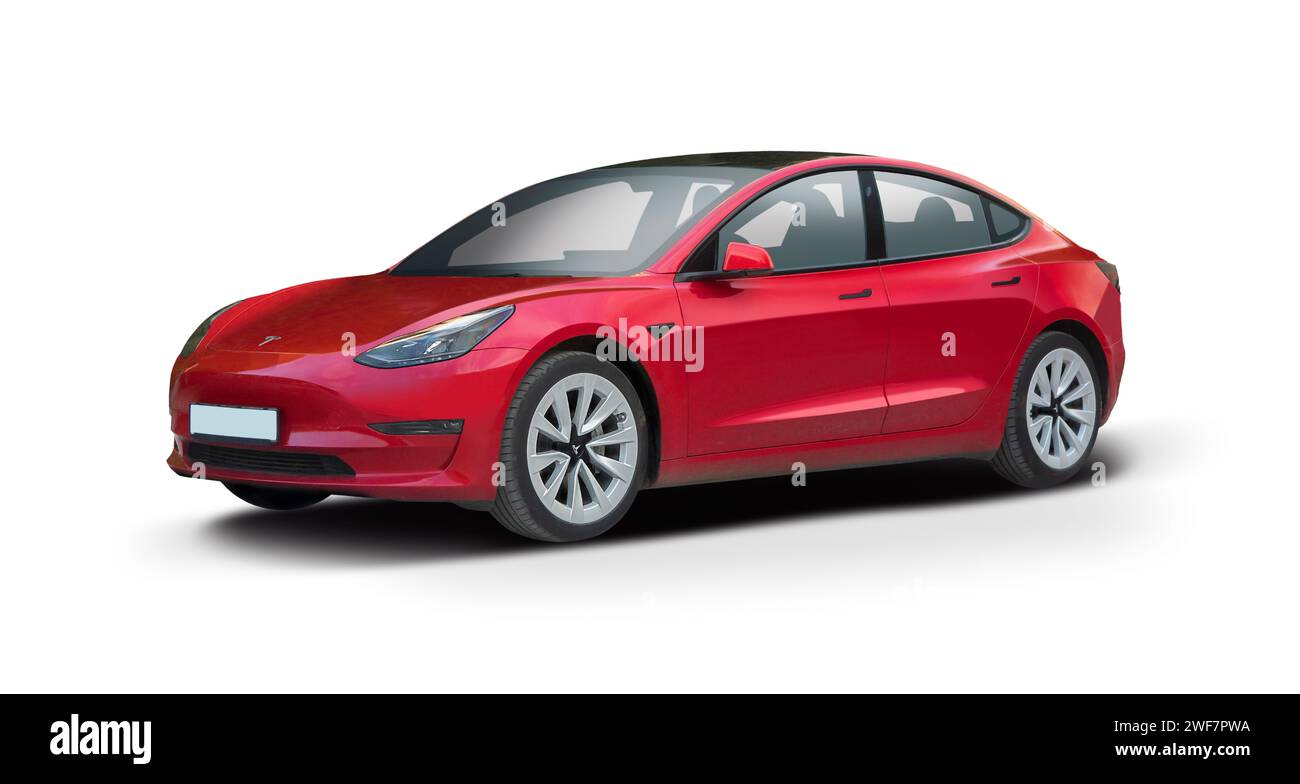 Auto Tesla Model 3 con colore rosso isolato su sfondo bianco Foto Stock