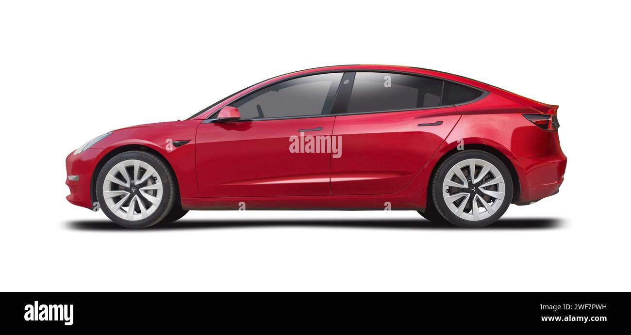Auto Tesla Model 3 con vista laterale di colore rosso isolata su sfondo bianco Foto Stock