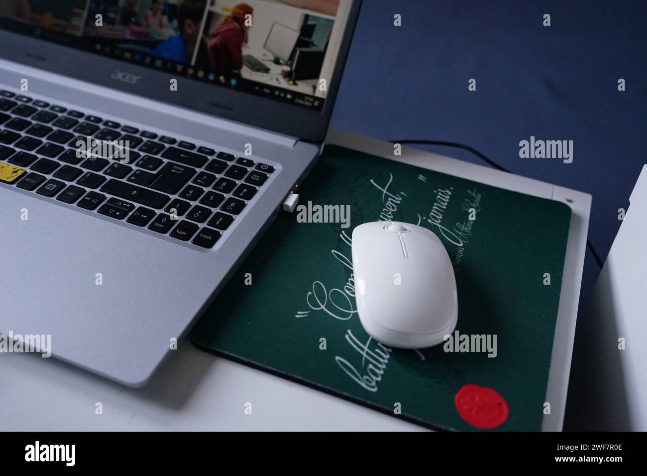 Mouse, tappetino e computer su una scrivania dell'ufficio domestico Foto Stock