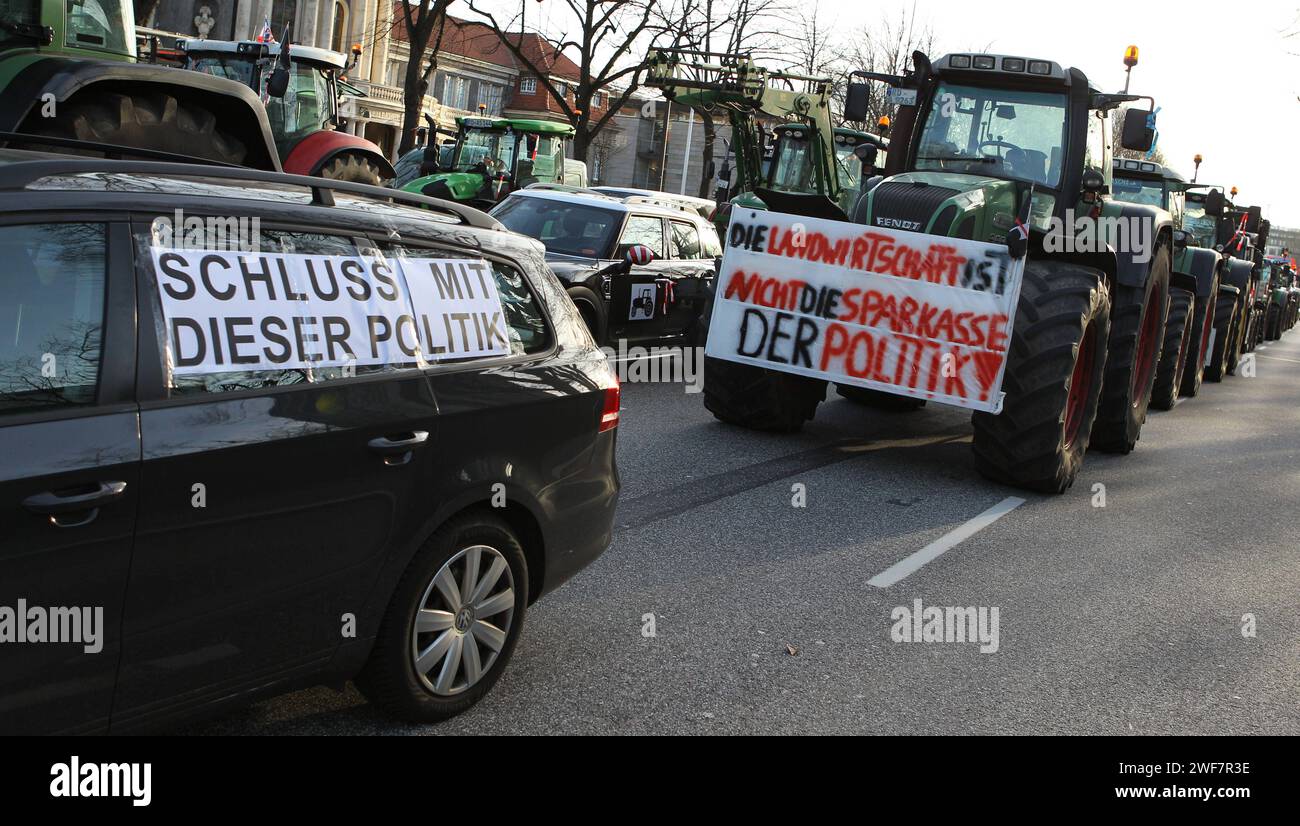 Protesta von Landwirten gegen die Politik der Berliner Ampelregierung. MIT hunderten Traktoren fuhren die Bauern in Die Innenstadt von Hamburg. Dort fand vor dem Bahnhof Dammtor eine Kundgebung statt. Foto Stock