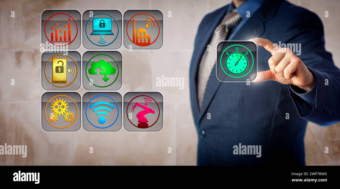 Blue chip Manufacturing Manager sta collegando un cronometro a un'interfaccia di controllo operativo. Concetto per la raccolta dei dati in tempo reale, uptime della macchina, Foto Stock