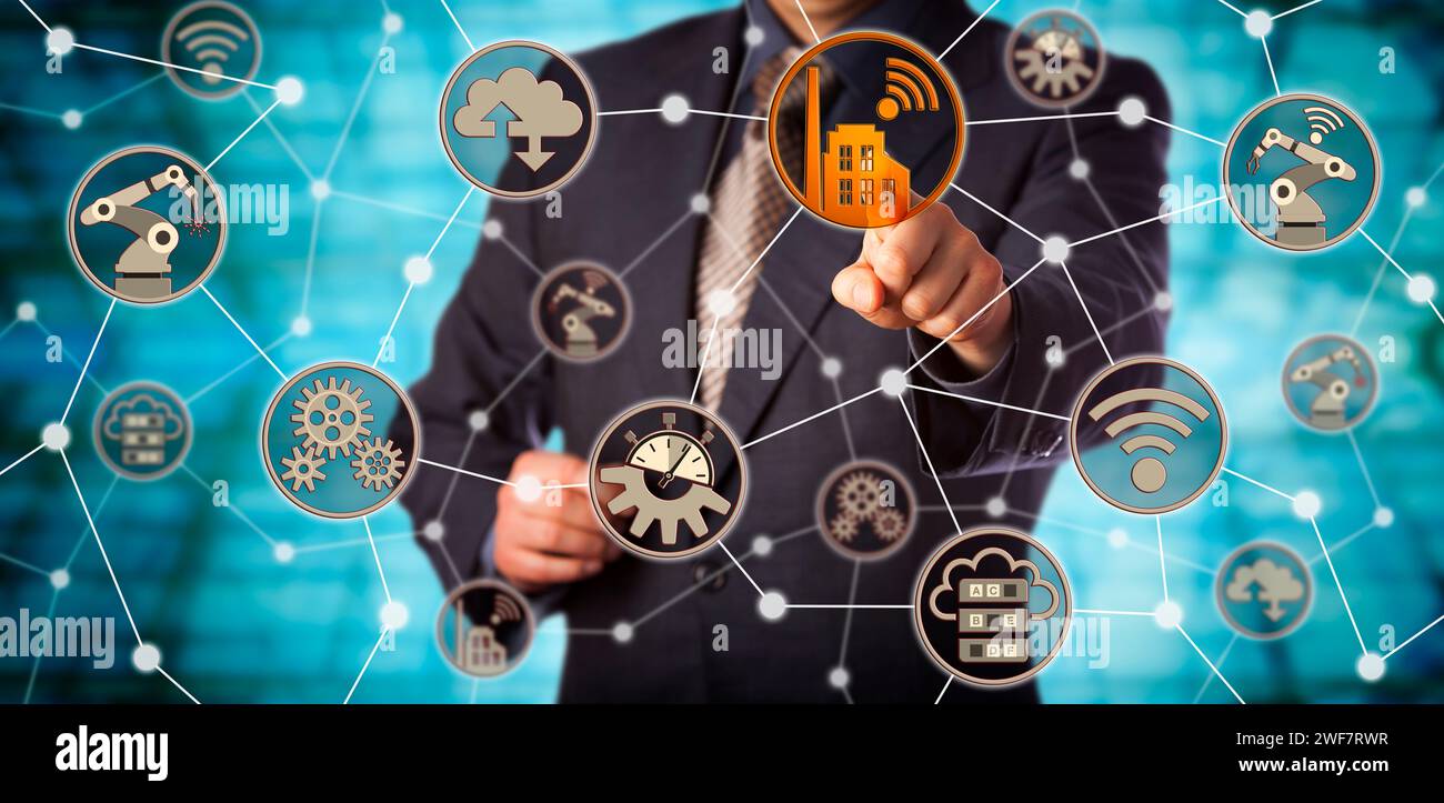 Produttore di chip blu che tocca l'icona Smart Factory in una rete macchina virtuale-macchina. Concetto per l'industria 4,0, informatizzazione della produzione Foto Stock