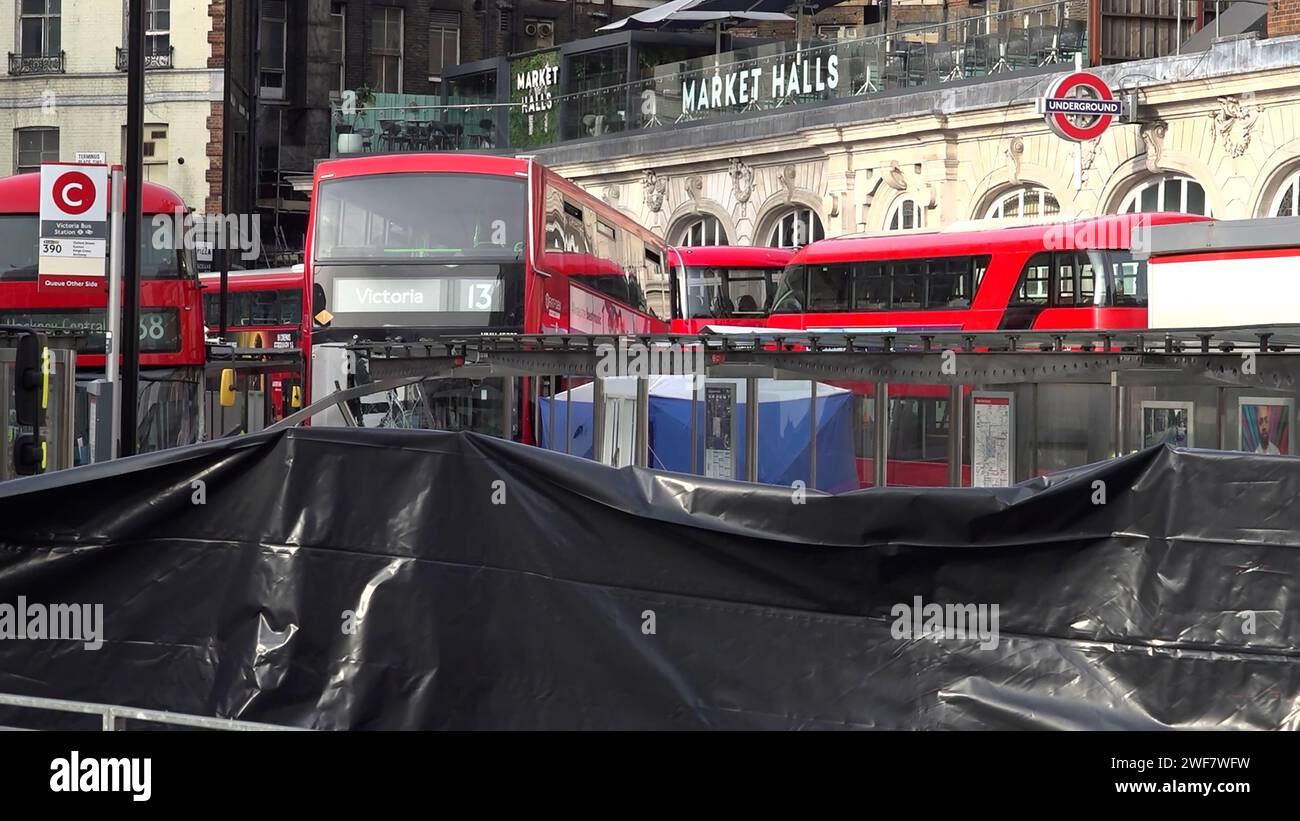 Screengrab tratto dal PA Video della scena in cui un pedone è stato ucciso dopo essere stato investito da un autobus alla stazione degli autobus di Londra Victoria nel centro di Londra. I rapporti hanno suggerito che un autobus a due piani numero 13 si è schiantato in un rifugio presso il trafficato hub dei trasporti lunedì mattina. Data immagine: Lunedì 29 gennaio 2024. Foto Stock