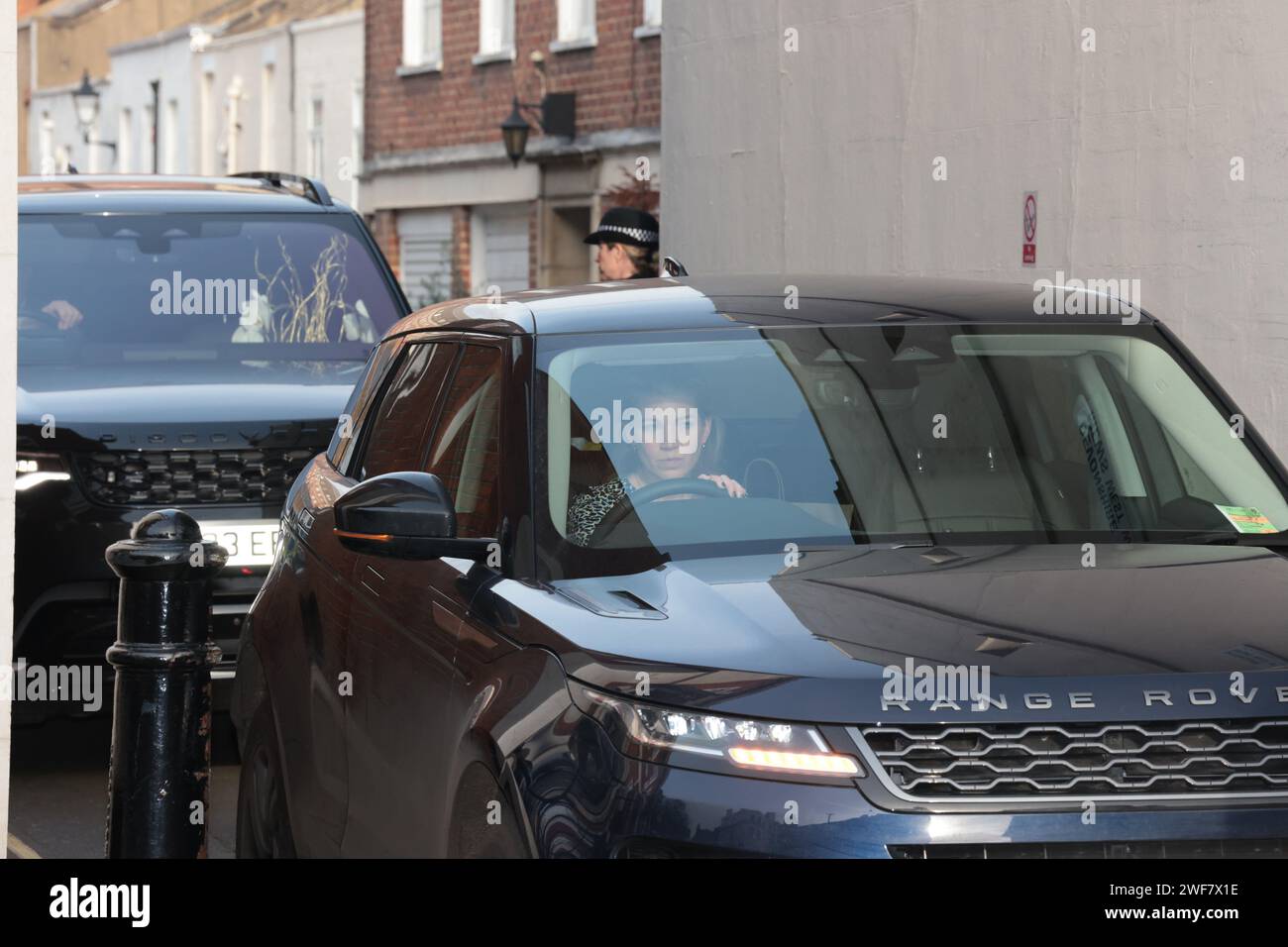 Londra, Regno Unito. 29 gennaio 2024. Natasha Archer (auto anteriore) assistente personale del Principe e della Principessa di Galles lascia la clinica, un ospedale centrale di Londra, insieme ai fiori (auto posteriore), dove Catherine Principessa del Galles è stata ricoverata due settimane fa. Crediti fotografici: Ben Cawthra/Sipa USA credito: SIPA USA/Alamy Live News Foto Stock