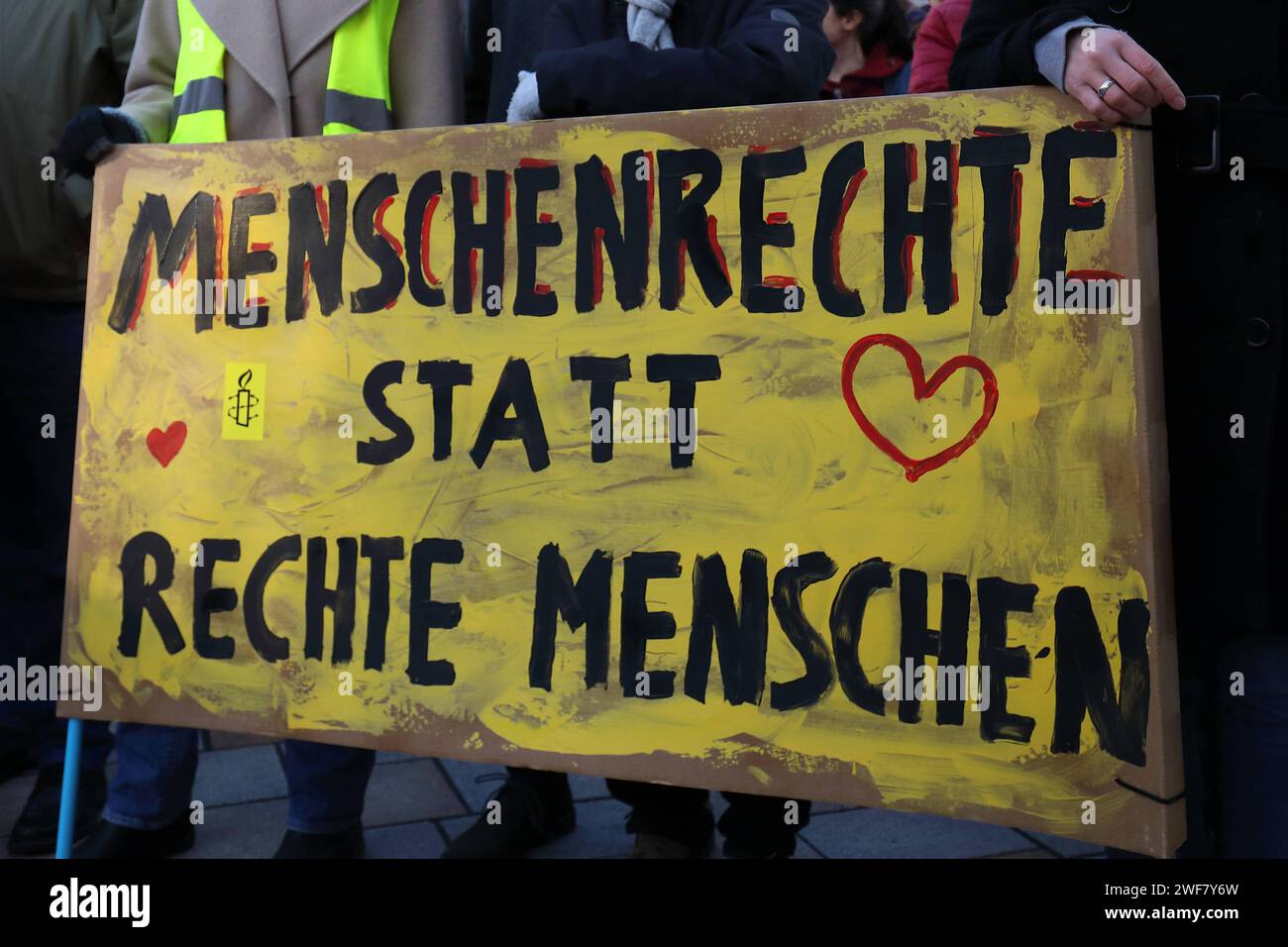 Demo gegen Hass und Hetze - Kundgebung gegen die AfD und Rechtsextremismus - GER, Germania, Deutschland, Witzenhausen, 27.01.2024 - Witzenhausen: Unter dem motto Nie wieder 1933 C Nie wieder FaschismusÒ fand auf dem Marktplatz in Witzenhausen eine Kundgebung gegen den erstarkenden Rechtsextremismus statt, die vom Aktionsbündnis ãBunt statt braunÒ unterstützt wurde. Die Demoteilnehmer demonstrierten gegen den Rechtsruck in Deutschland, für Vielfalt und den Erhalt der Demokratie. Banner von Amnesty International: MENSCHENRECHTE STATT RECHTE MENSCHEN - Abbildung: rote Herzen *** dimostrazione agai Foto Stock