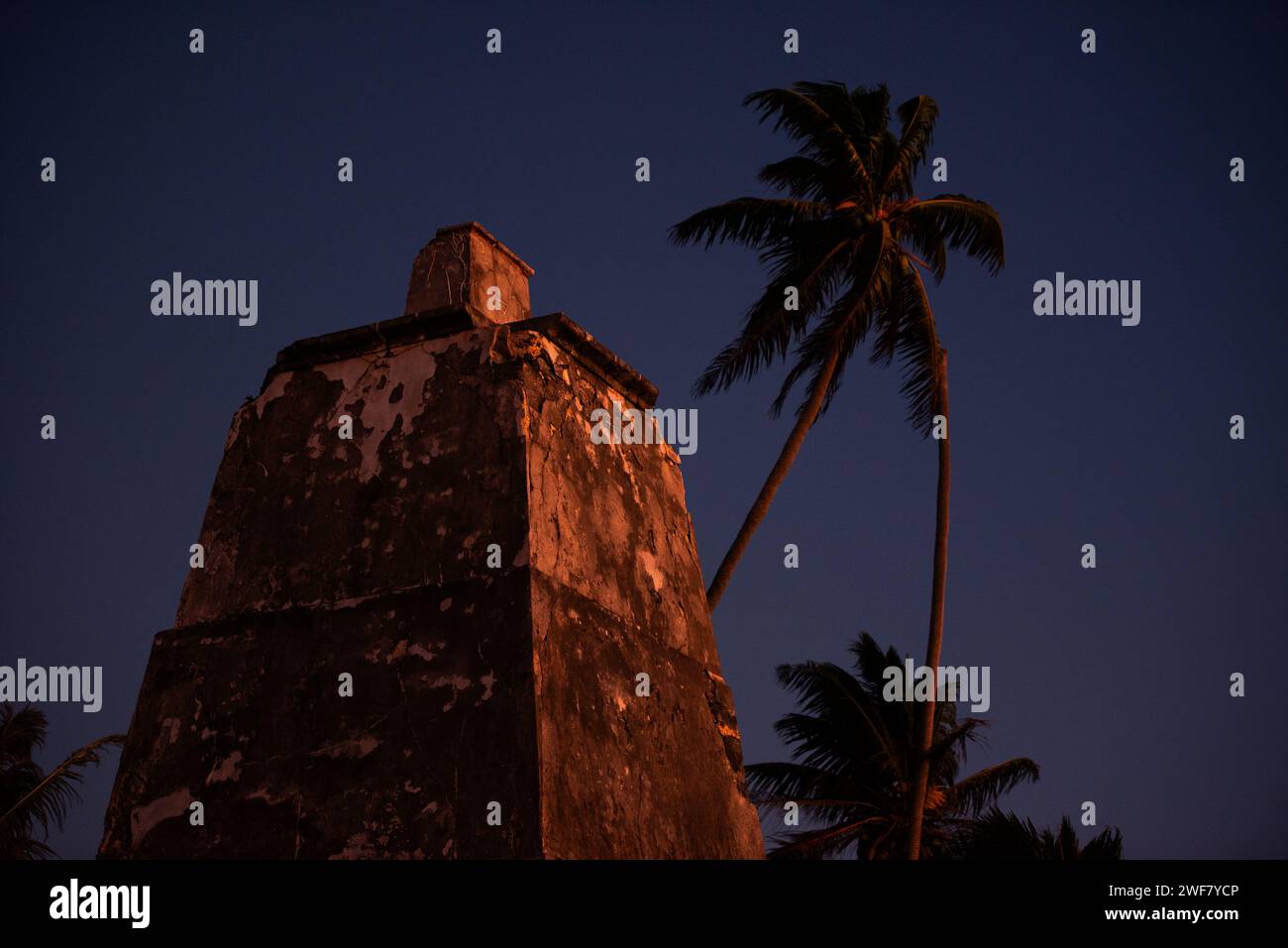Sorge all'alba in uno dei fari più antichi della Polinesia, con quasi 100 anni di età. PHARE de Topaka, Fakarava, Isole Tuamotu Foto Stock