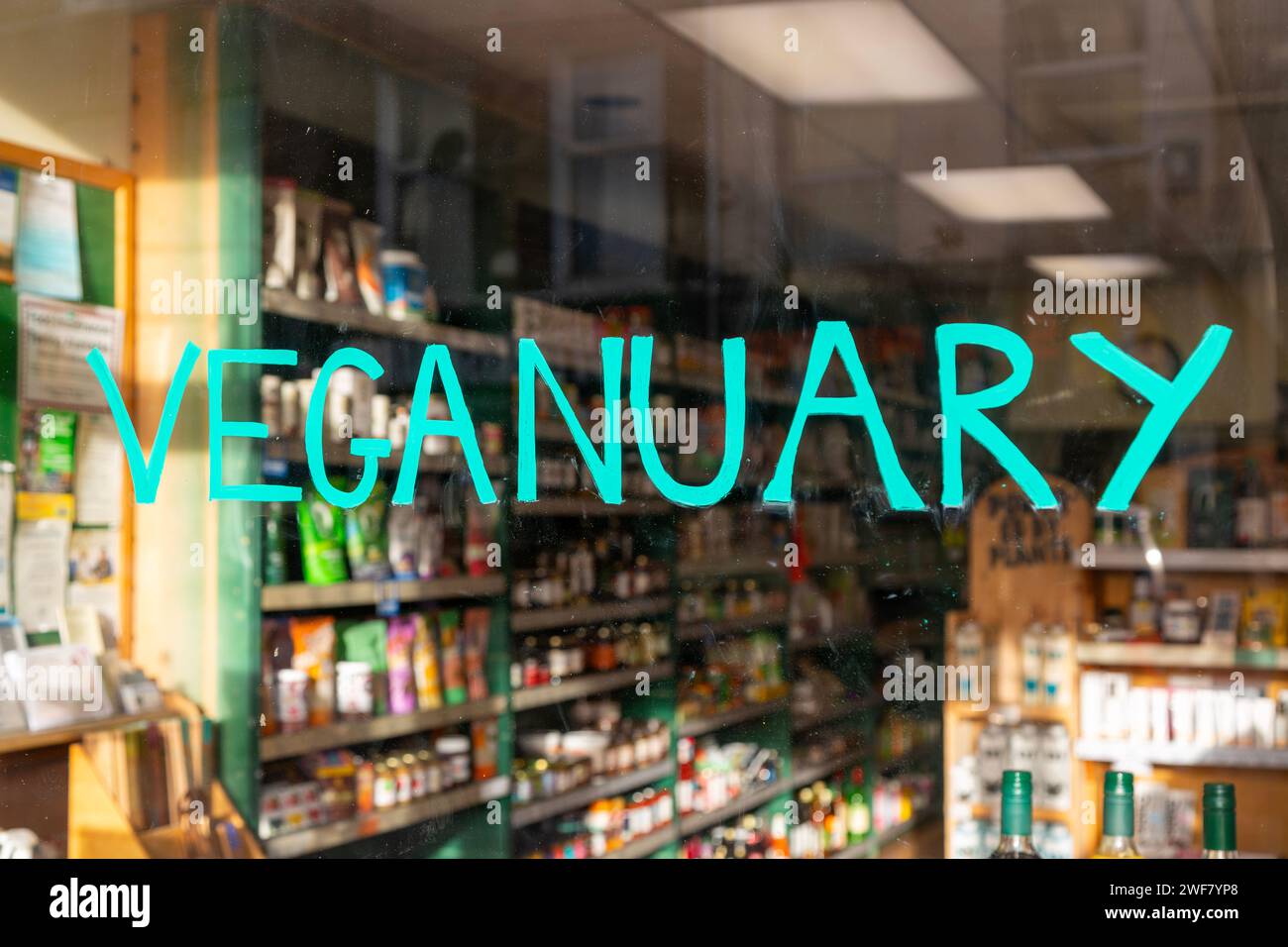 Cartello Veganuary nella vetrina del negozio intero negozio di alimentari, Naturalife Taunton, Somerset, Inghilterra, Regno Unito Foto Stock