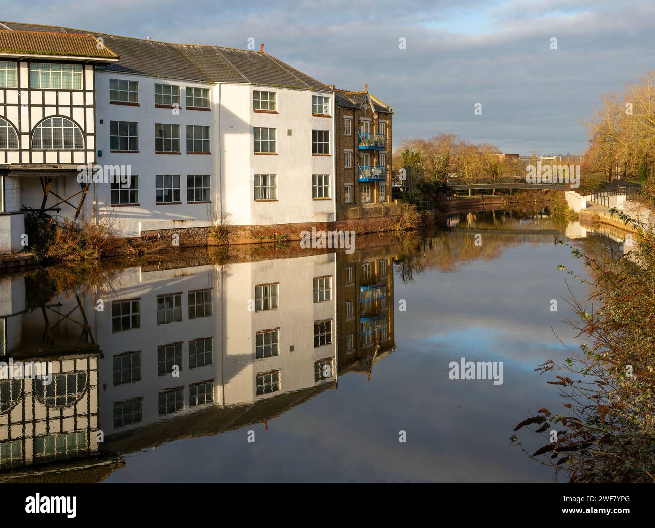 Riflesso di edifici nell'acqua di River Tone, Dellers Wharf, Taunton, Somerset, Inghilterra, REGNO UNITO Foto Stock
