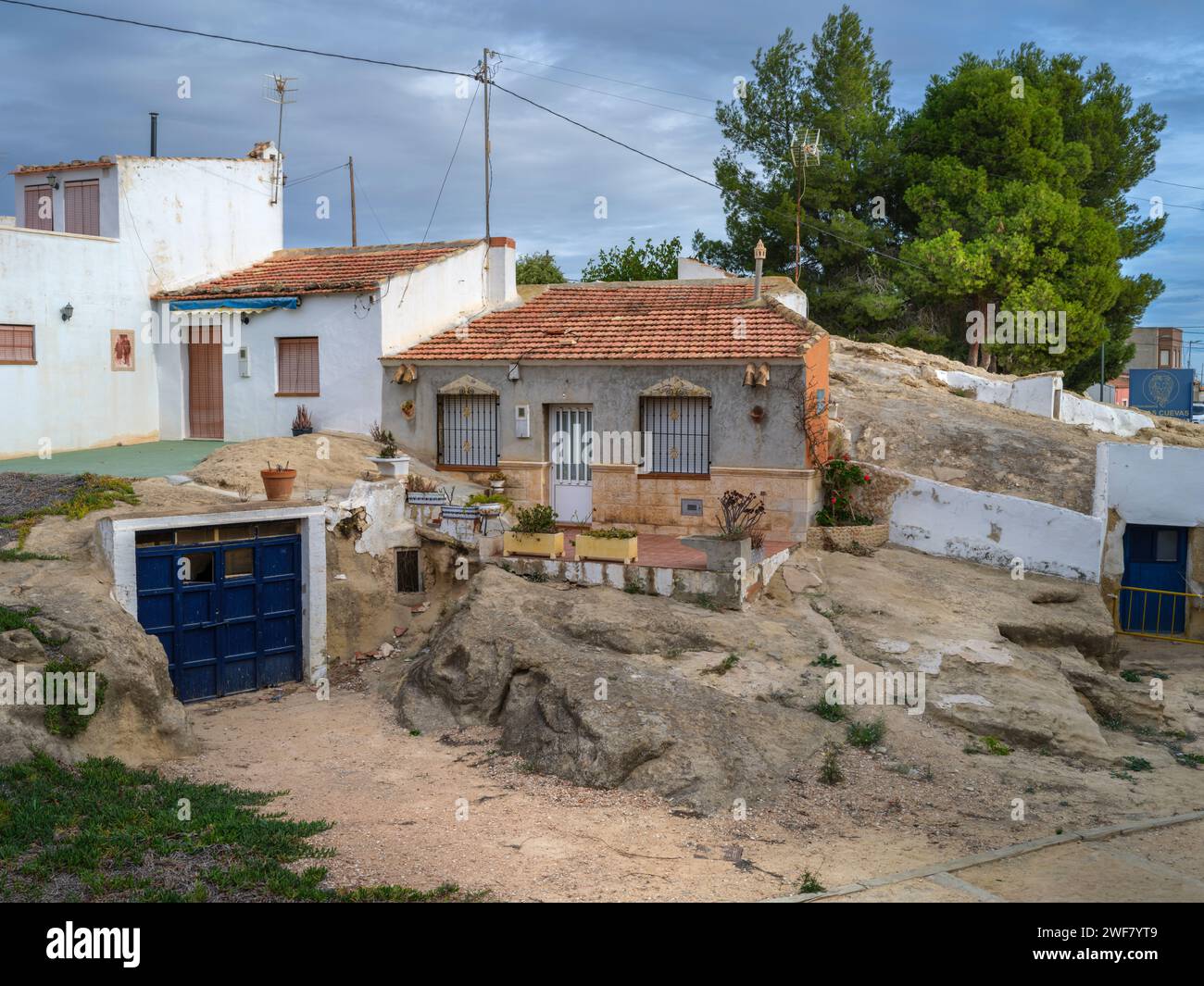 Calle de Miguel Pérez Mateo - San Miguel de Salinas, Alicante, Spagna. Piccole abitazioni costruite nella roccia vicino al rinomato ristorante Las Cuevas. Foto Stock