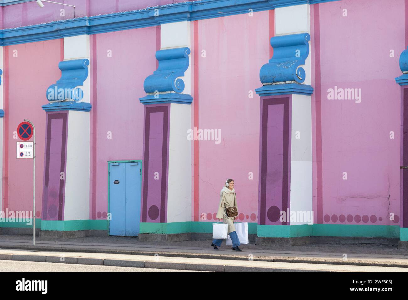 Copenhagen, Danimarca. 29 gennaio 2023. Una donna passeggia davanti al Palads Cinema mentre la settimana della moda di Copenhagen inizia oggi in città. Crediti: Katie Collins/EMPICS/Alamy Live News Foto Stock