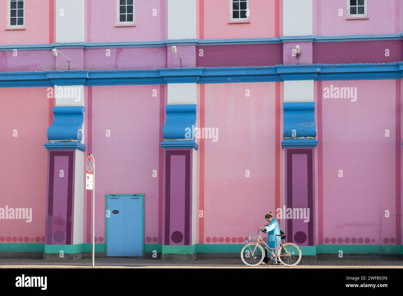Copenhagen, Danimarca. 29 gennaio 2023. Una donna passa davanti al cinema Palads mentre la settimana della moda di Copenhagen inizia oggi in città. Crediti: Katie Collins/EMPICS/Alamy Live News Foto Stock