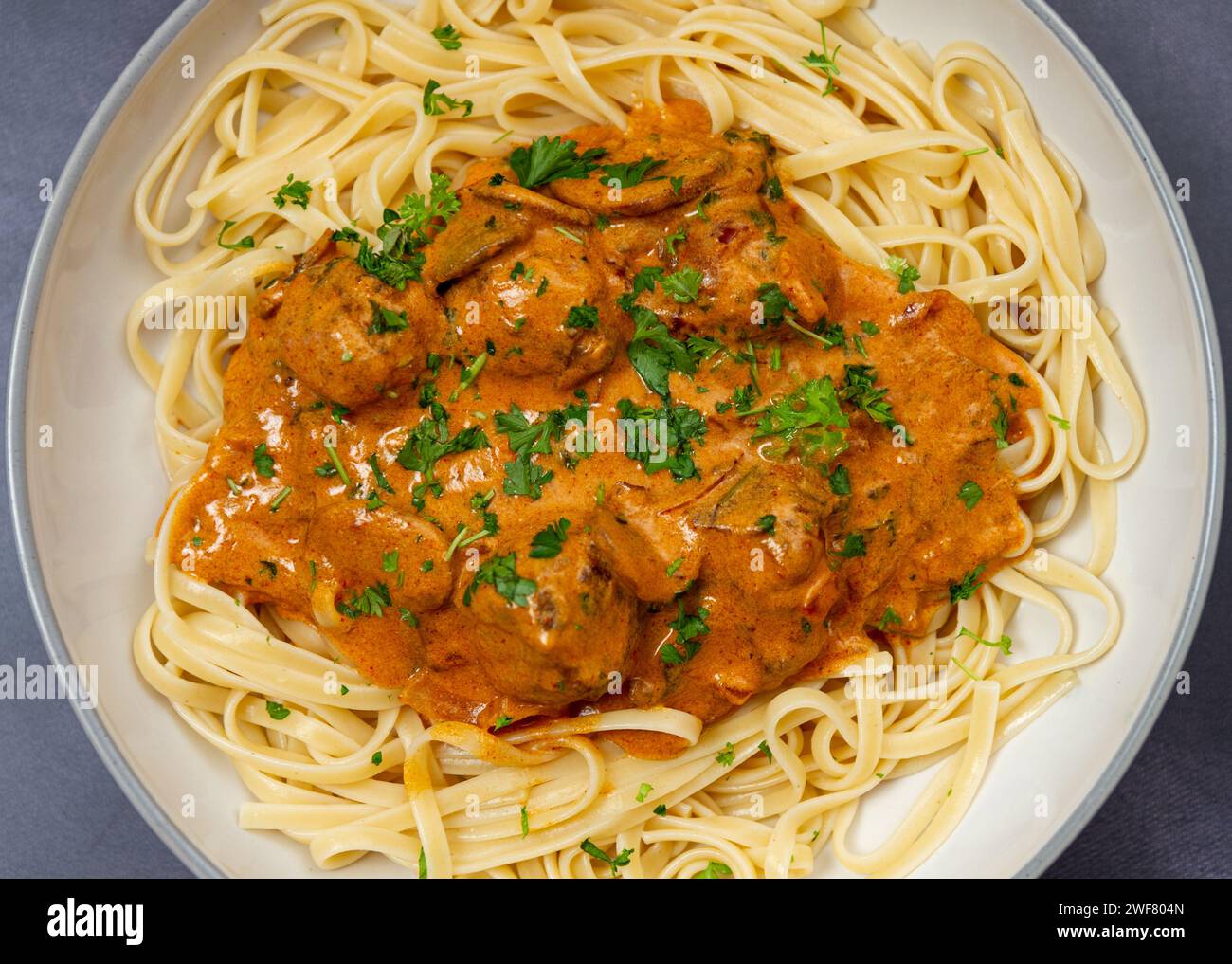 stroganoff di polpette con linguine dall'alto, primo piano Foto Stock